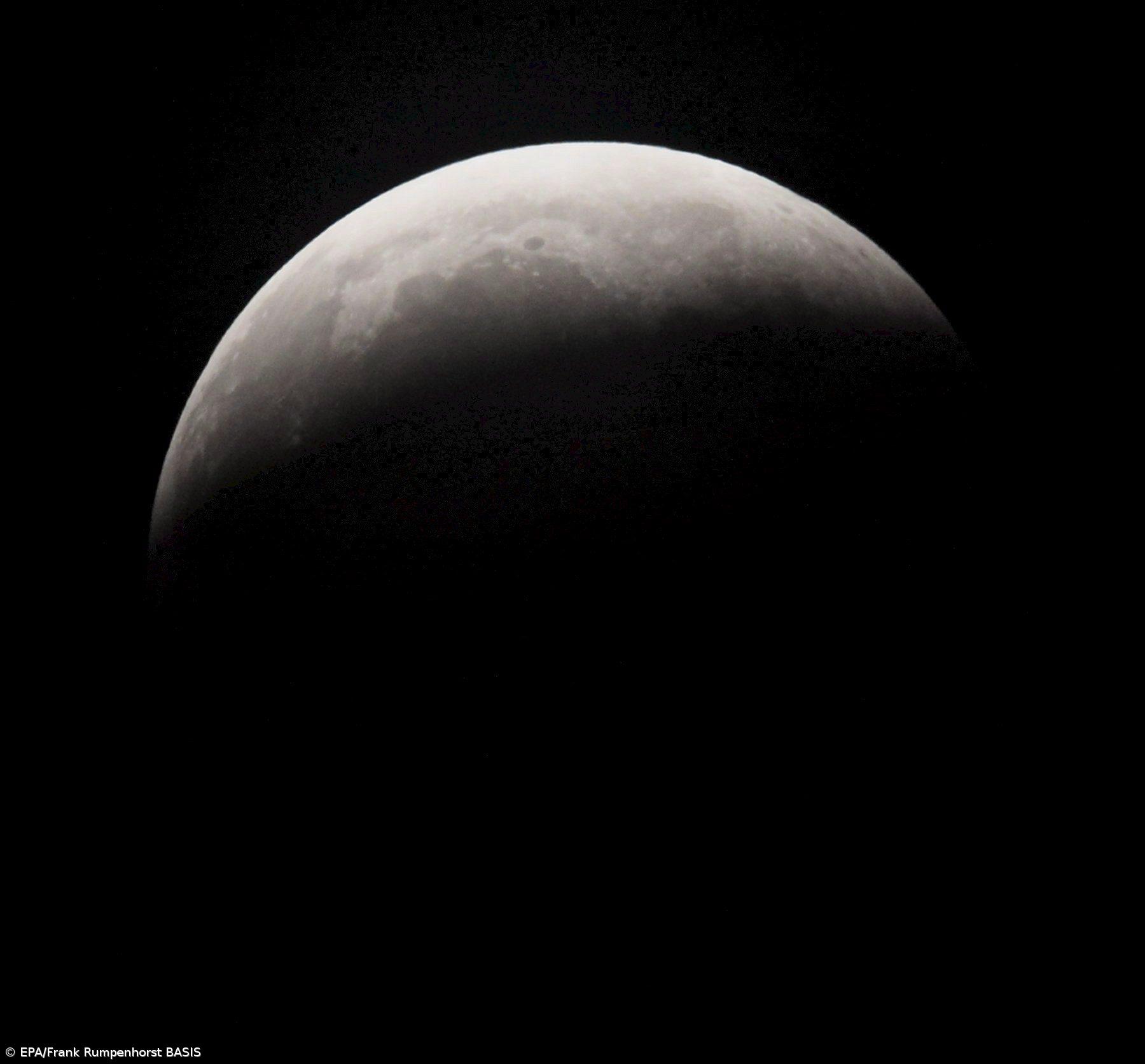  NASA descobre água na Lua – Imagem 1
