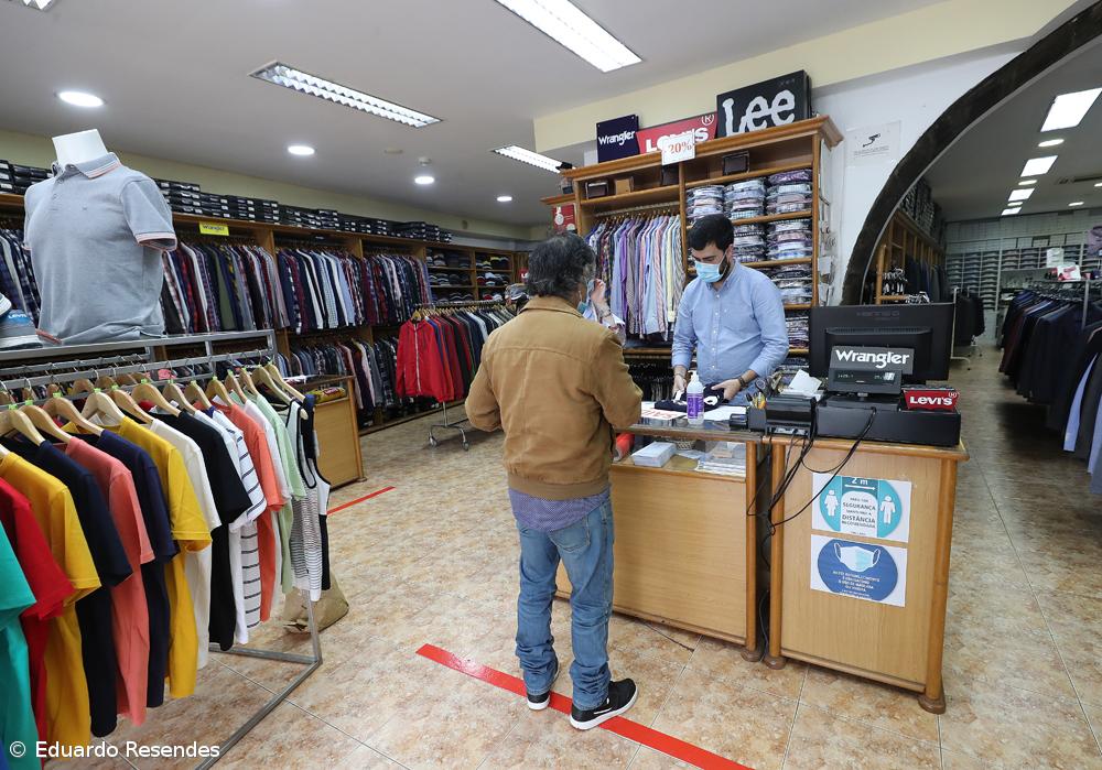 Poucos clientes e lojistas em adaptação em dia de reabertura em Ponta Delgada – Imagem 1