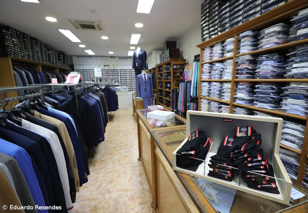 Poucos clientes e lojistas em adaptação em dia de reabertura em Ponta Delgada – Imagem 3