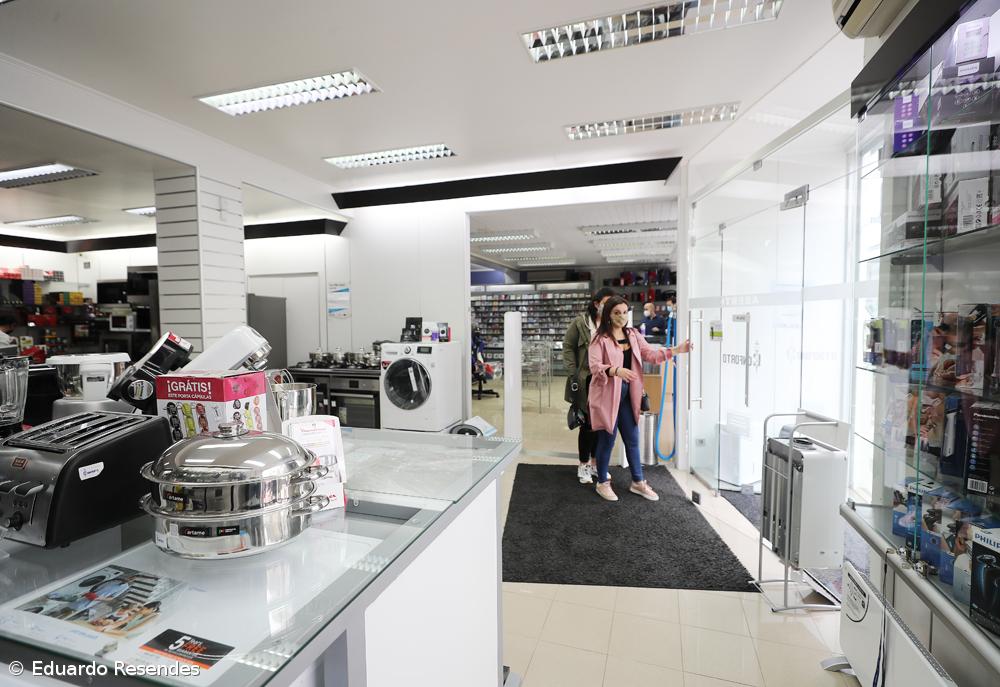 Poucos clientes e lojistas em adaptação em dia de reabertura em Ponta Delgada – Imagem 5