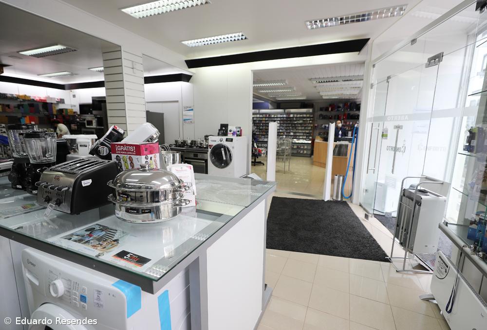 Poucos clientes e lojistas em adaptação em dia de reabertura em Ponta Delgada – Imagem 6