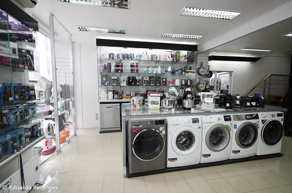 Poucos clientes e lojistas em adaptação em dia de reabertura em Ponta Delgada – Imagem 9