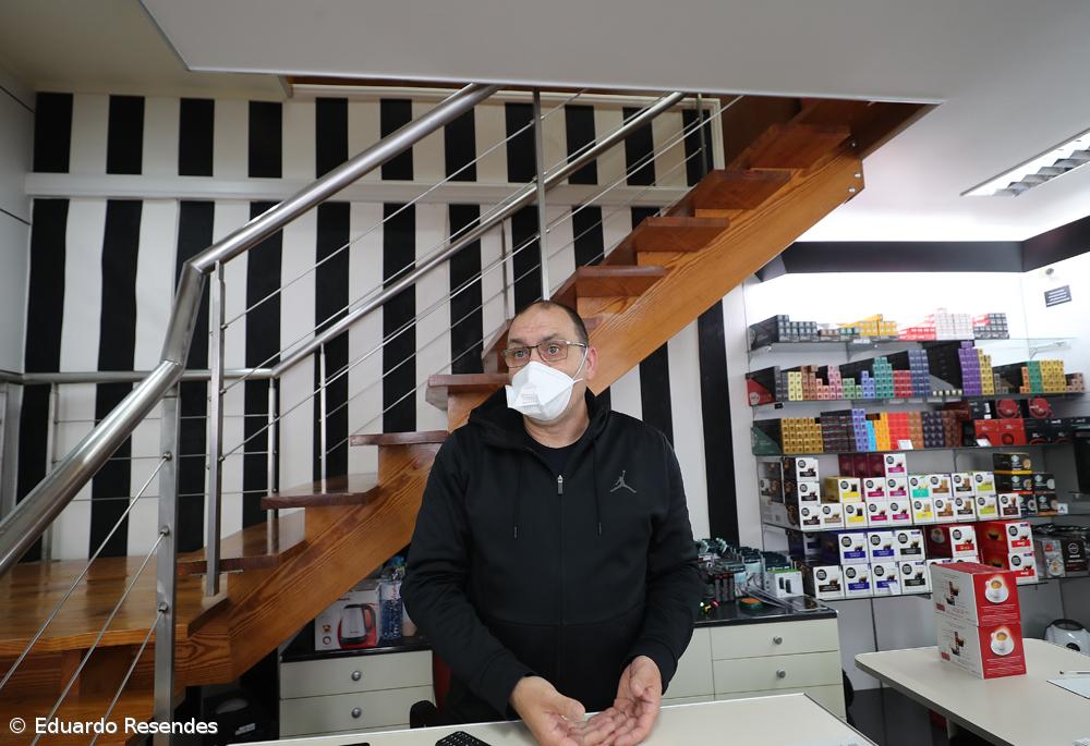 Poucos clientes e lojistas em adaptação em dia de reabertura em Ponta Delgada – Imagem 8