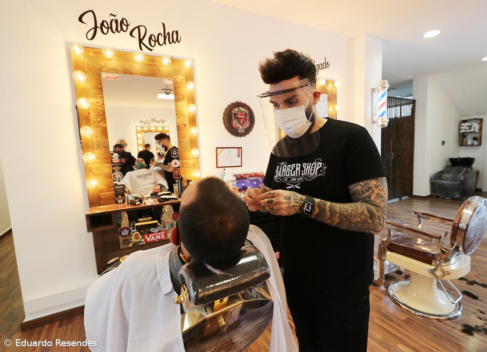 Poucos clientes e lojistas em adaptação em dia de reabertura em Ponta Delgada – Imagem 7