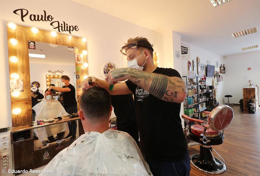 Poucos clientes e lojistas em adaptação em dia de reabertura em Ponta Delgada – Imagem 10