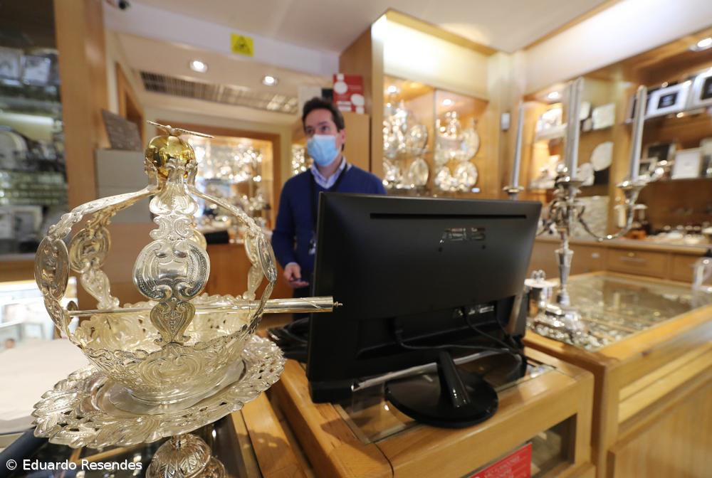 Poucos clientes e lojistas em adaptação em dia de reabertura em Ponta Delgada – Imagem 11