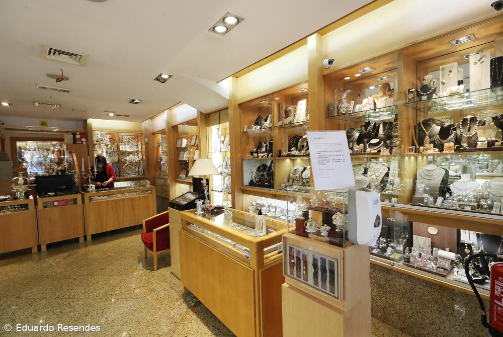 Poucos clientes e lojistas em adaptação em dia de reabertura em Ponta Delgada – Imagem 13