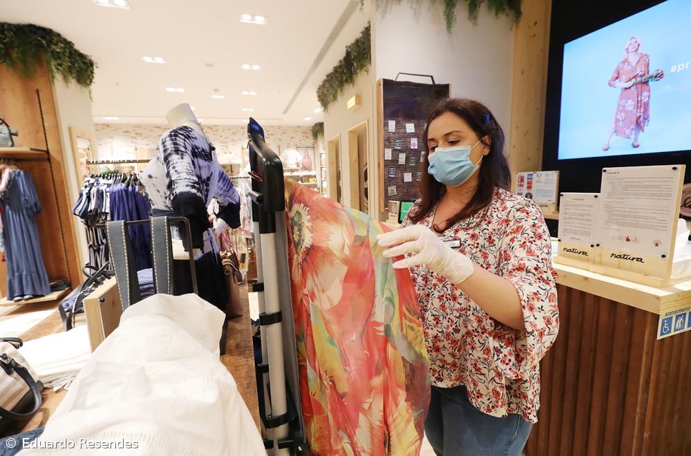 Poucos clientes e lojistas em adaptação em dia de reabertura em Ponta Delgada – Imagem 15