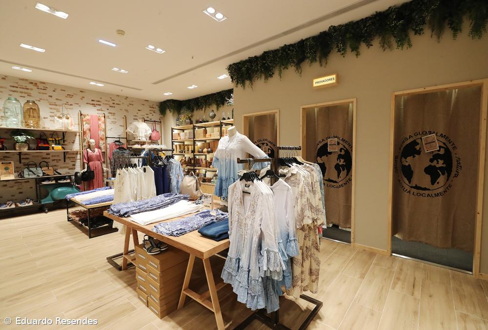 Poucos clientes e lojistas em adaptação em dia de reabertura em Ponta Delgada – Imagem 17