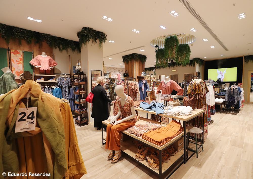 Poucos clientes e lojistas em adaptação em dia de reabertura em Ponta Delgada – Imagem 18