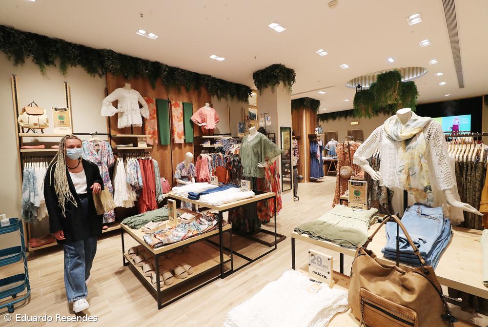 Poucos clientes e lojistas em adaptação em dia de reabertura em Ponta Delgada – Imagem 20