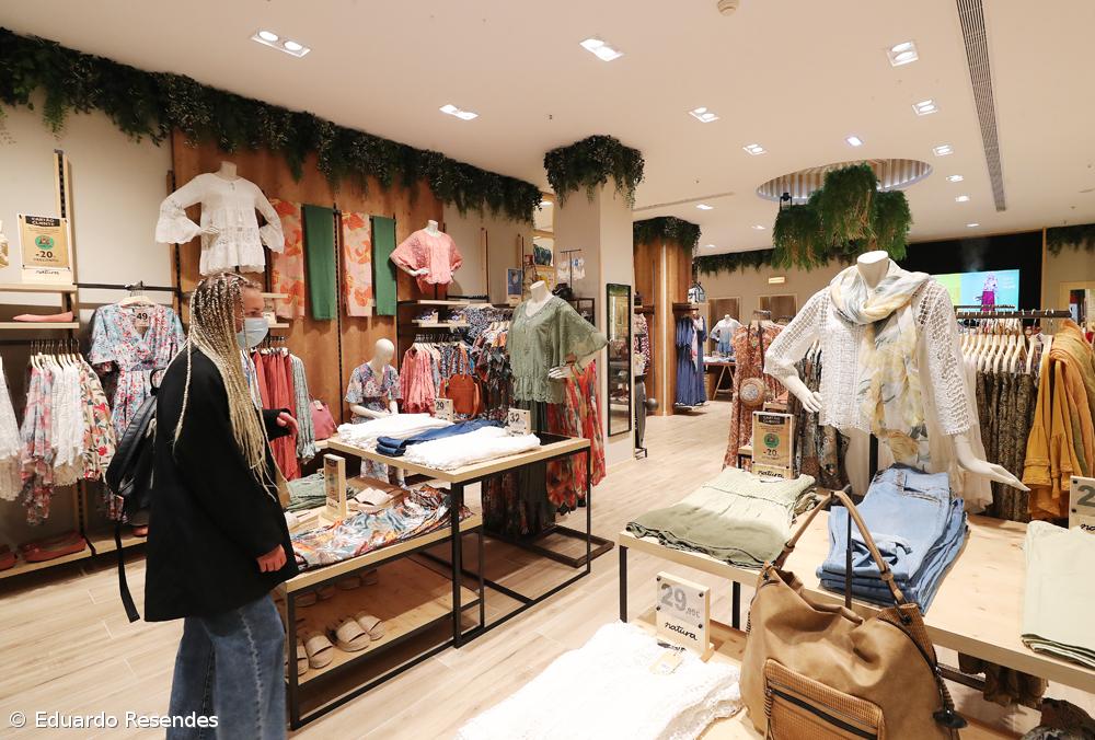 Poucos clientes e lojistas em adaptação em dia de reabertura em Ponta Delgada – Imagem 19