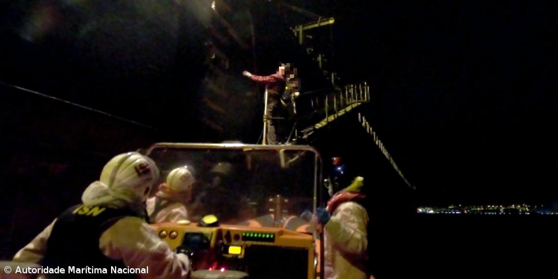 Marinha resgata tripulante a sul do porto de Ponta Delgada – Imagem 1