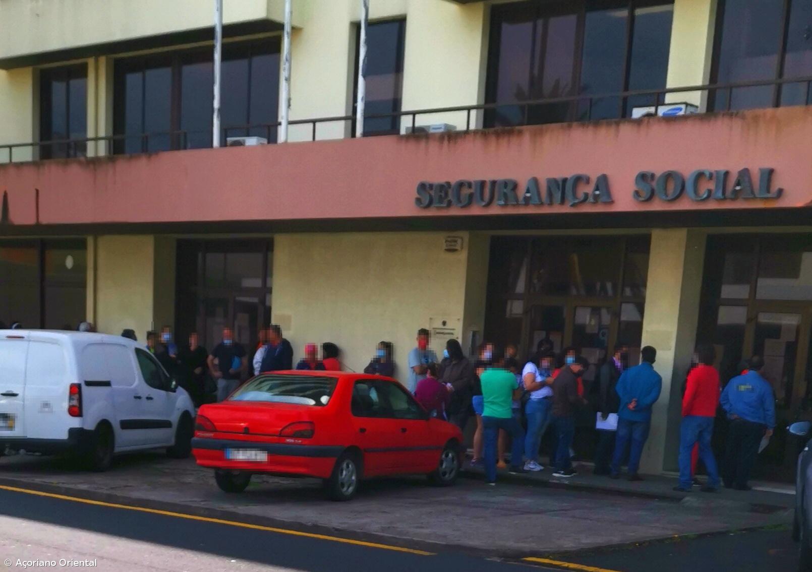 Longa fila à porta da Segurança Social no dia da reabertura – Imagem 1