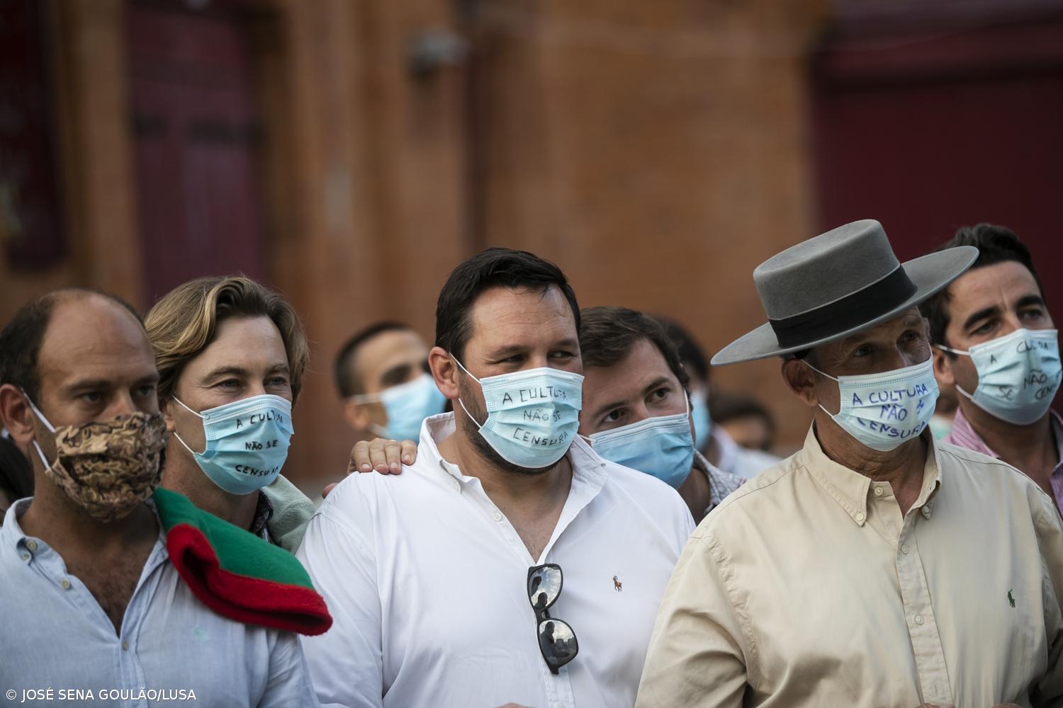 Cerca de cem artistas tauromáquicos manifestaram-se junto ao Campo Pequeno – Imagem 1