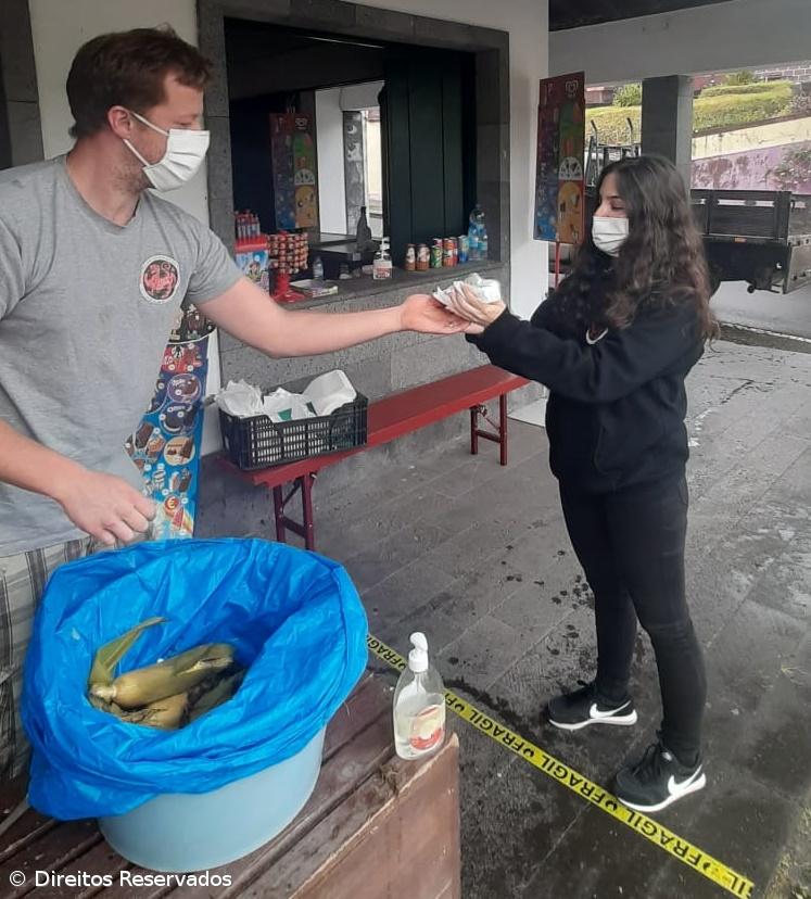 Não há Covid-19 que afaste os açorianos do milho das Furnas – Imagem 2