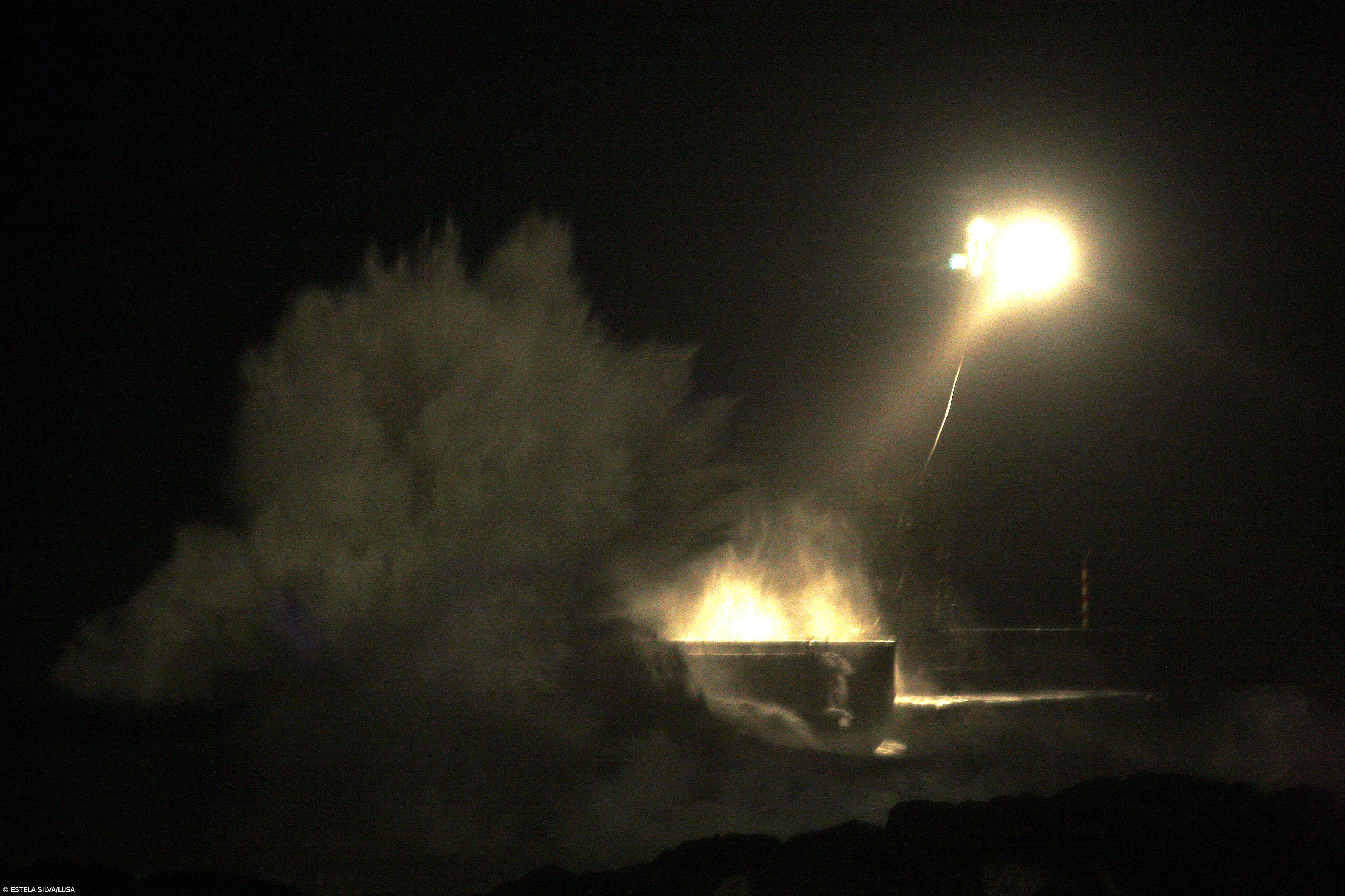 18 trabalhadores resgatados do molhe da Foz do Douro por helicóptero – Imagem 1