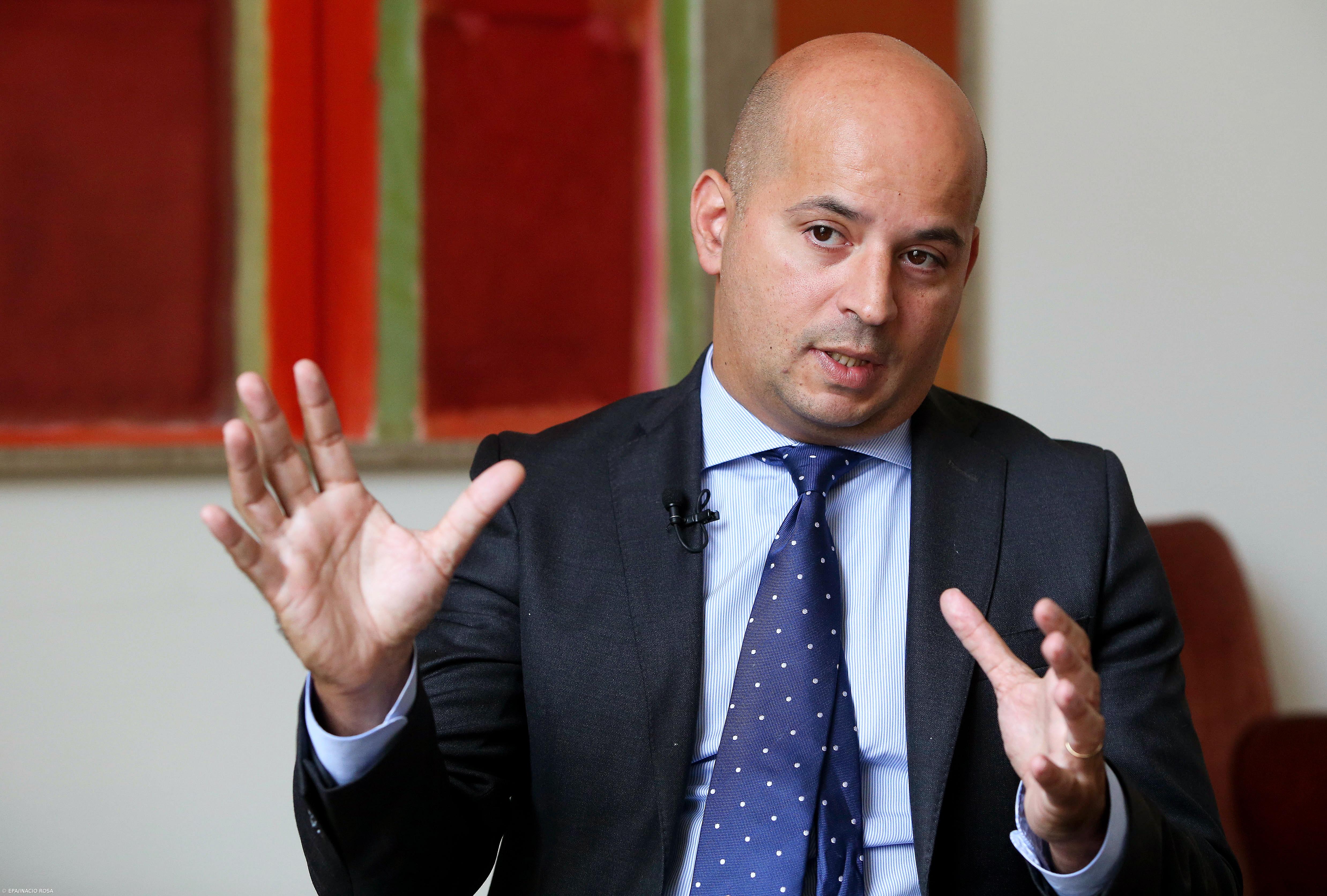 Ministro das Finanças informa parlamento de revisão do défice de 2020 para 7% – Imagem 1