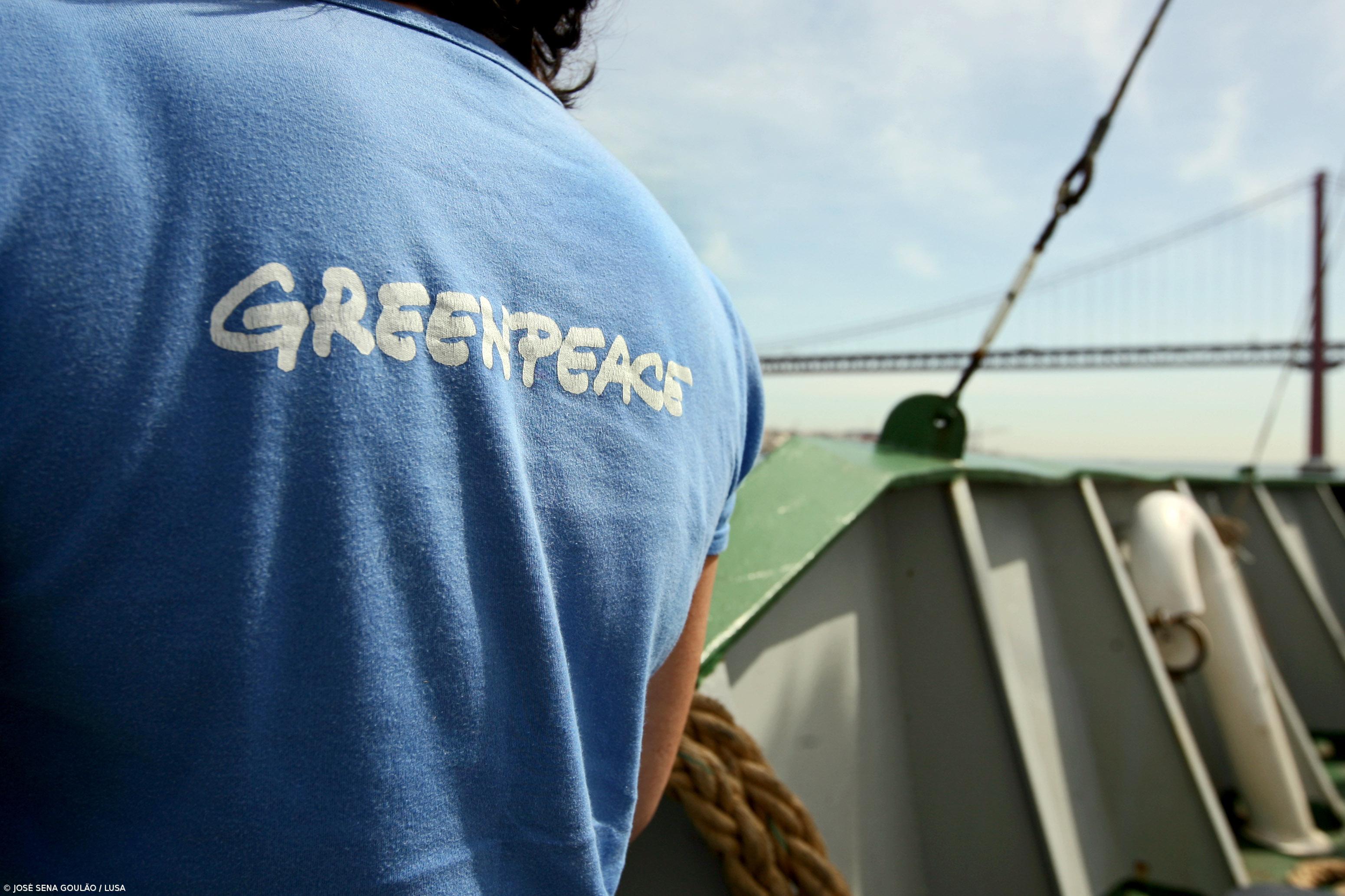 Greenpeace coloca cartaz  sobre glaciar suíço – Imagem 1