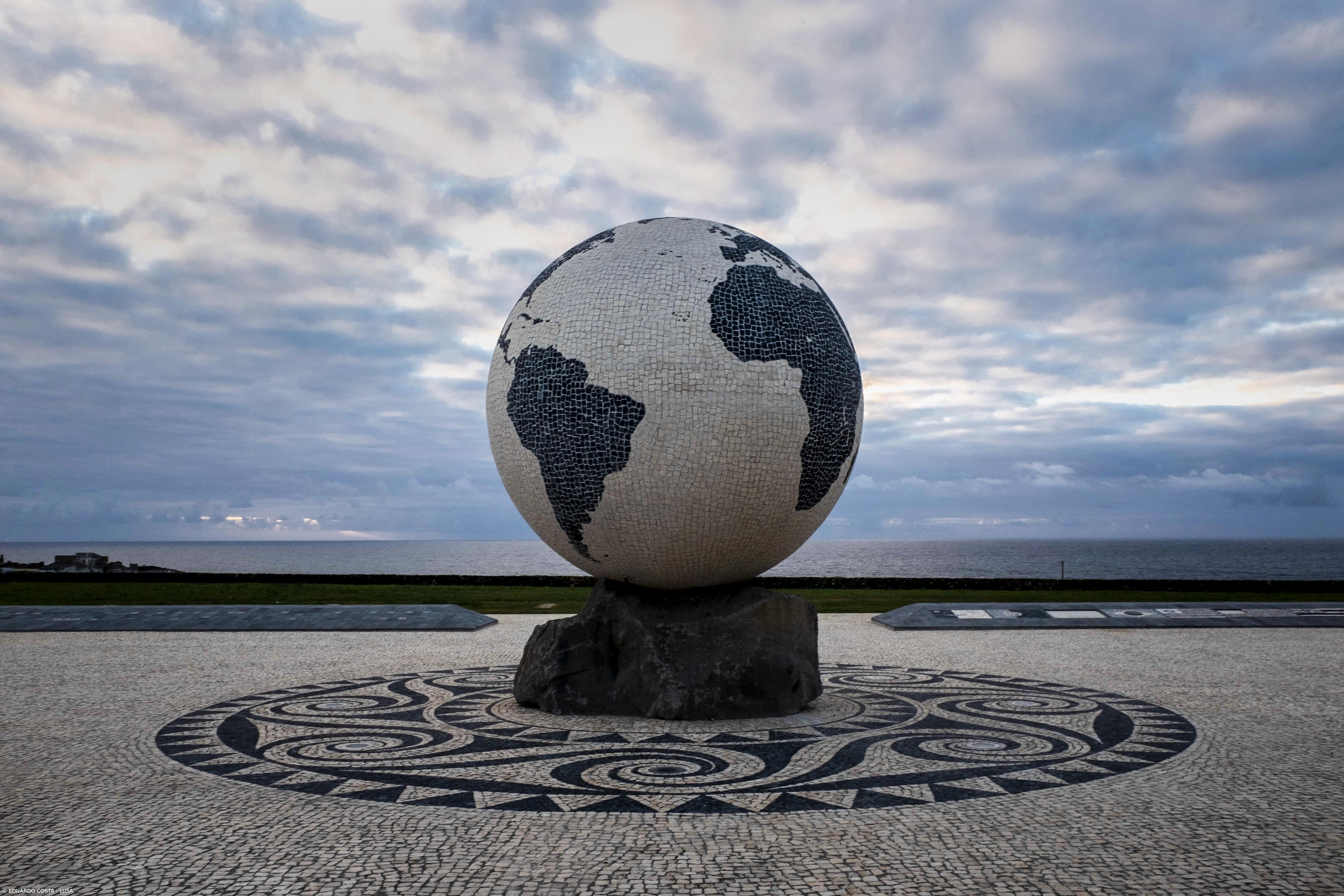 Praça na Ribeira Grande com globo revestido a calçada homenageia emigração açoriana – Imagem 1