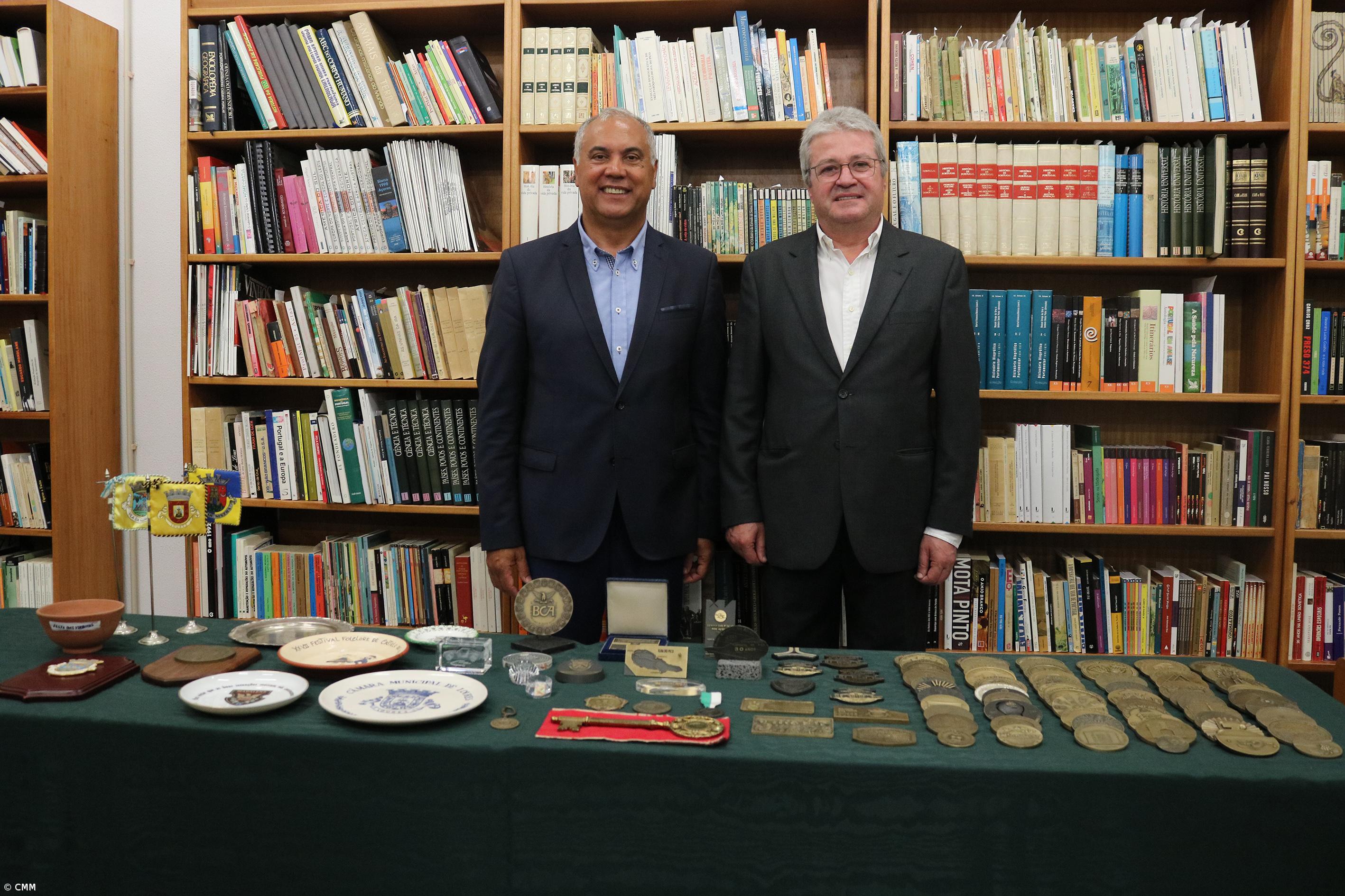 Armando Castro doa milhares de livros e medalhas ao município da Madalena – Imagem 1