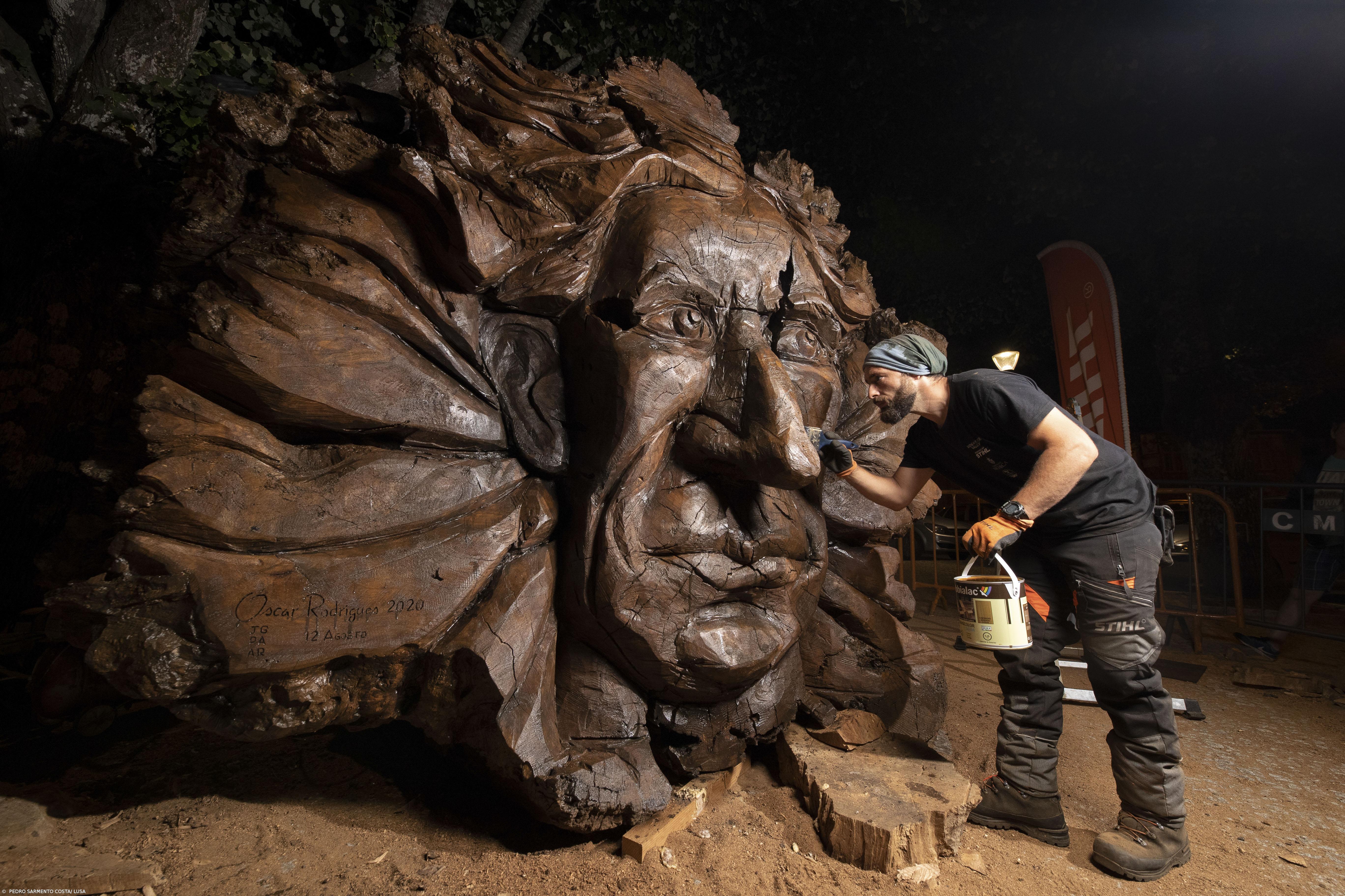 Artista esculpe com motoserra rosto de Miguel Torga numa raiz de três toneladas – Imagem 1