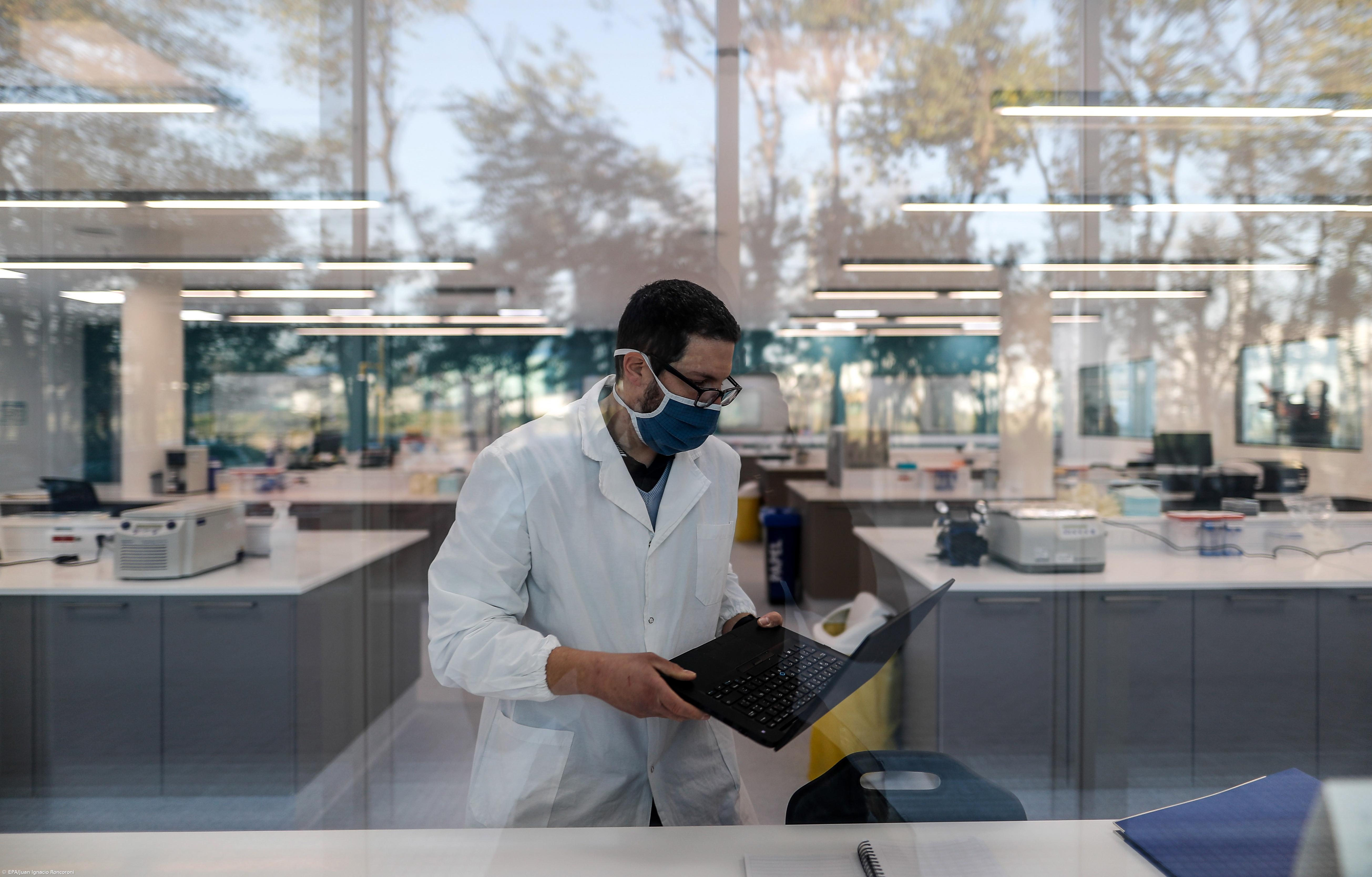 Vacina da AstraZenca/Oxford tem eficácia média de 70% – Imagem 1