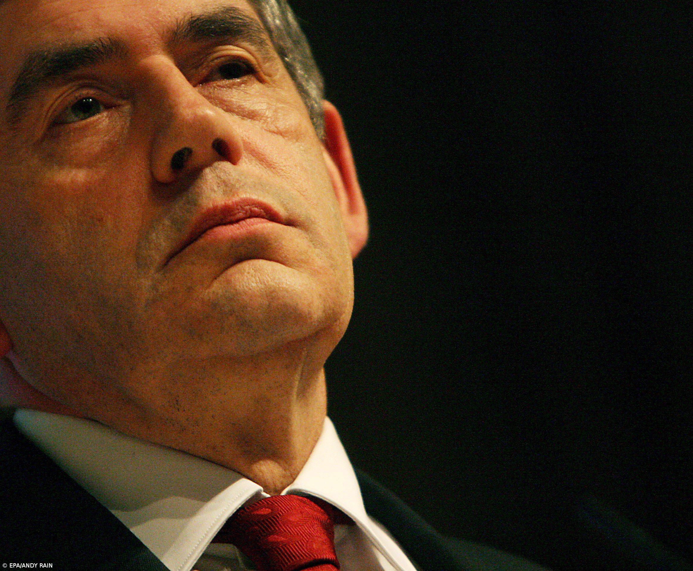 Brown pede aos soldados para esconderem sapatos – Imagem 1