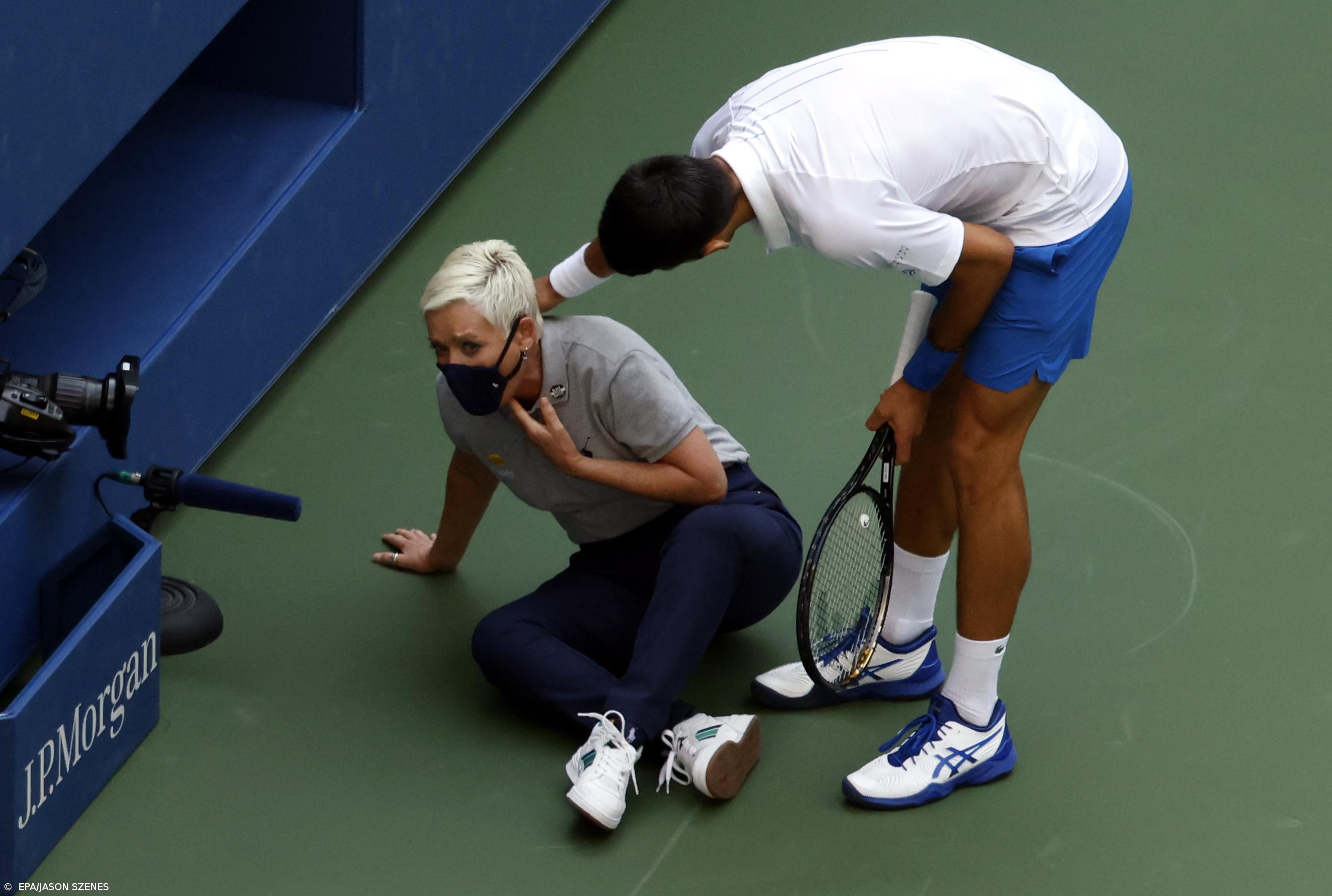Novak Djokovic desqualificado ao acertar com uma bola numa juiz de linha – Imagem 1