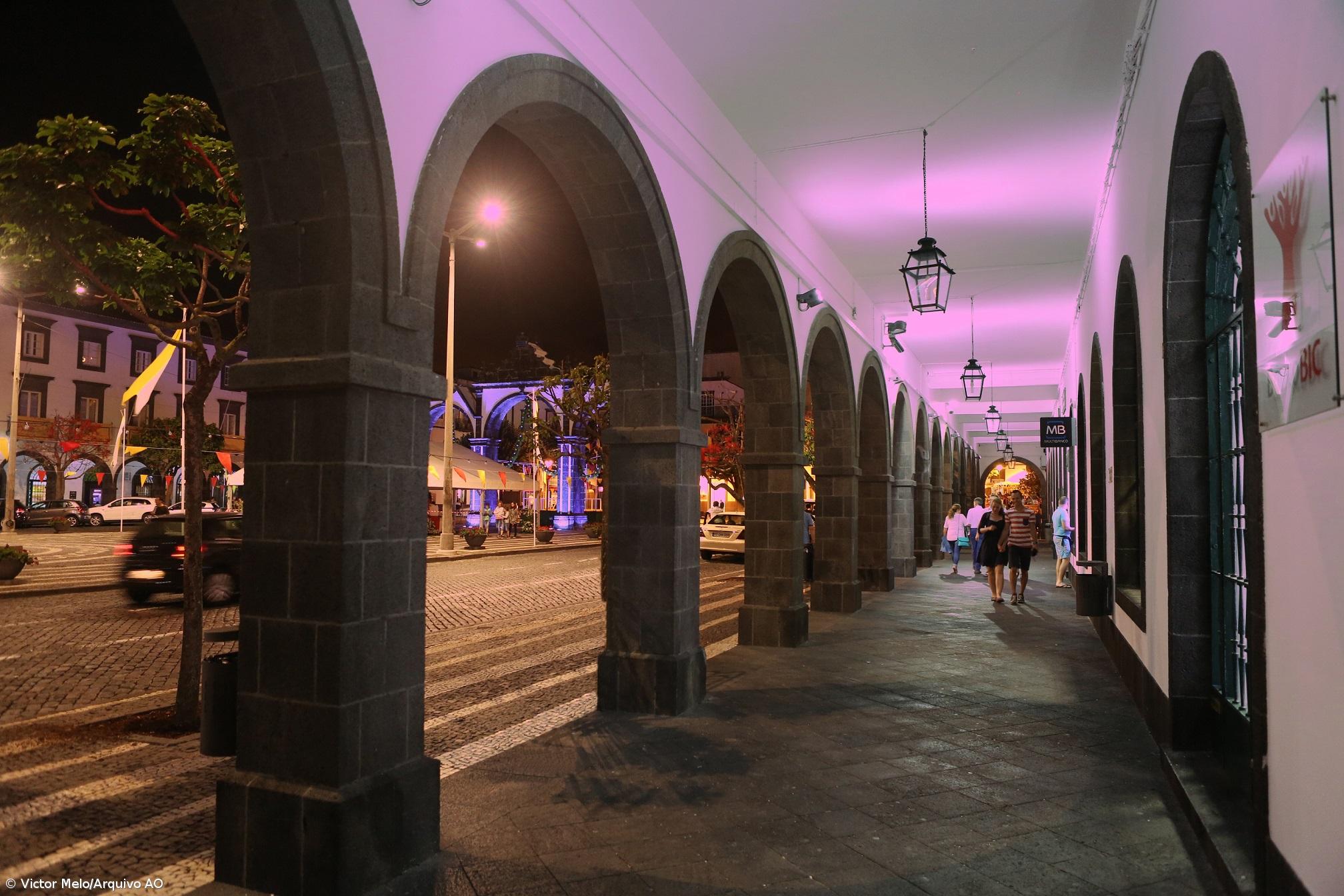 Arcadas de Ponta Delgada iluminadas para assinalar Mês Internacional de Prevenção do Cancro da Mama – Imagem 1