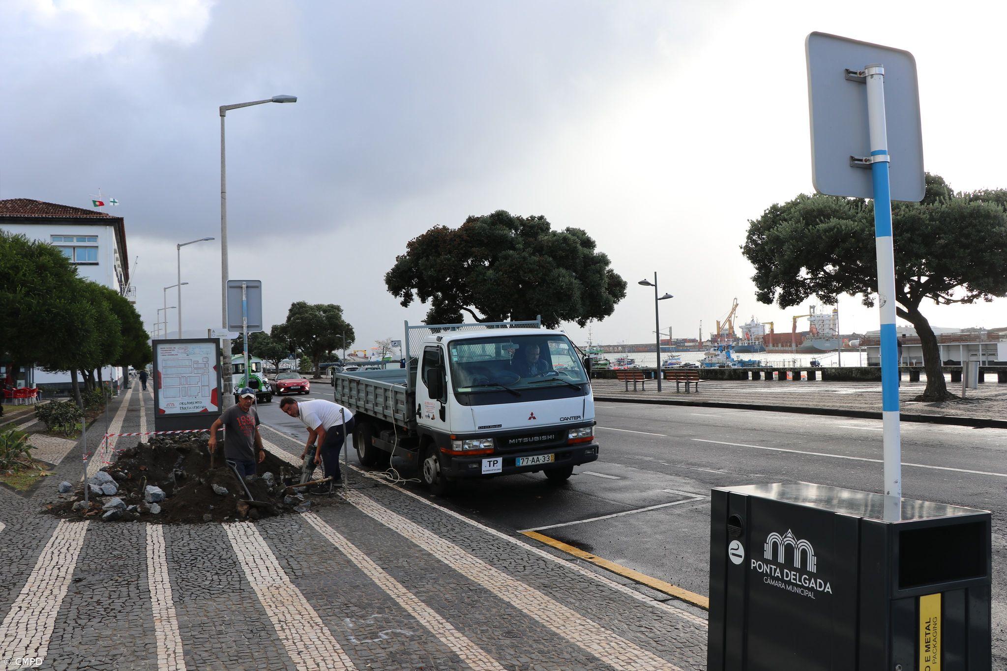 Ponta Delgada investe 100 mil euros em novos abrigos de passageiros na Avenida Infante D. Henrique – Imagem 1