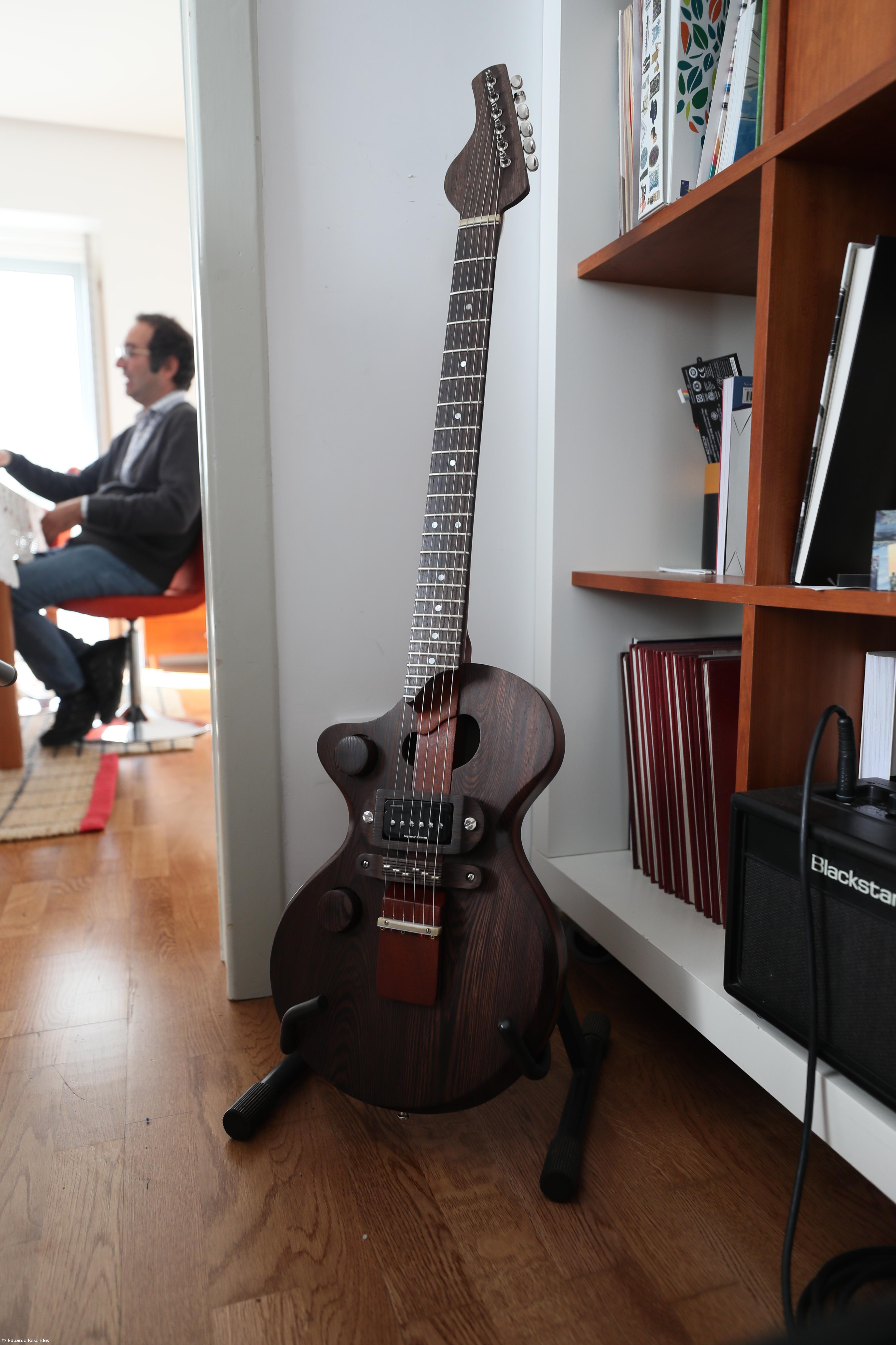 O professor que constrói guitarras elétricas nos tempos livres  – Imagem 1
