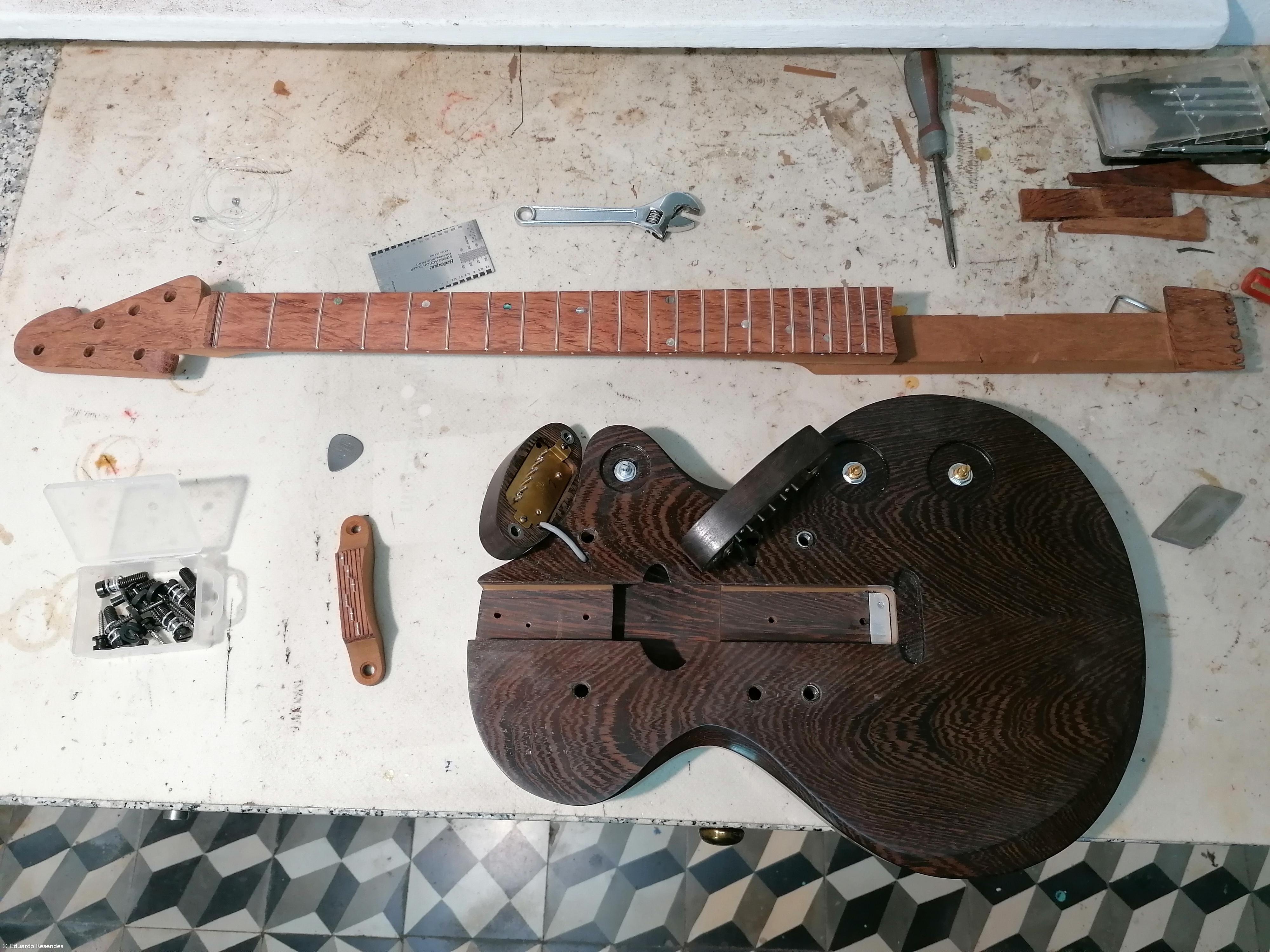 O professor que constrói guitarras elétricas nos tempos livres  – Imagem 7