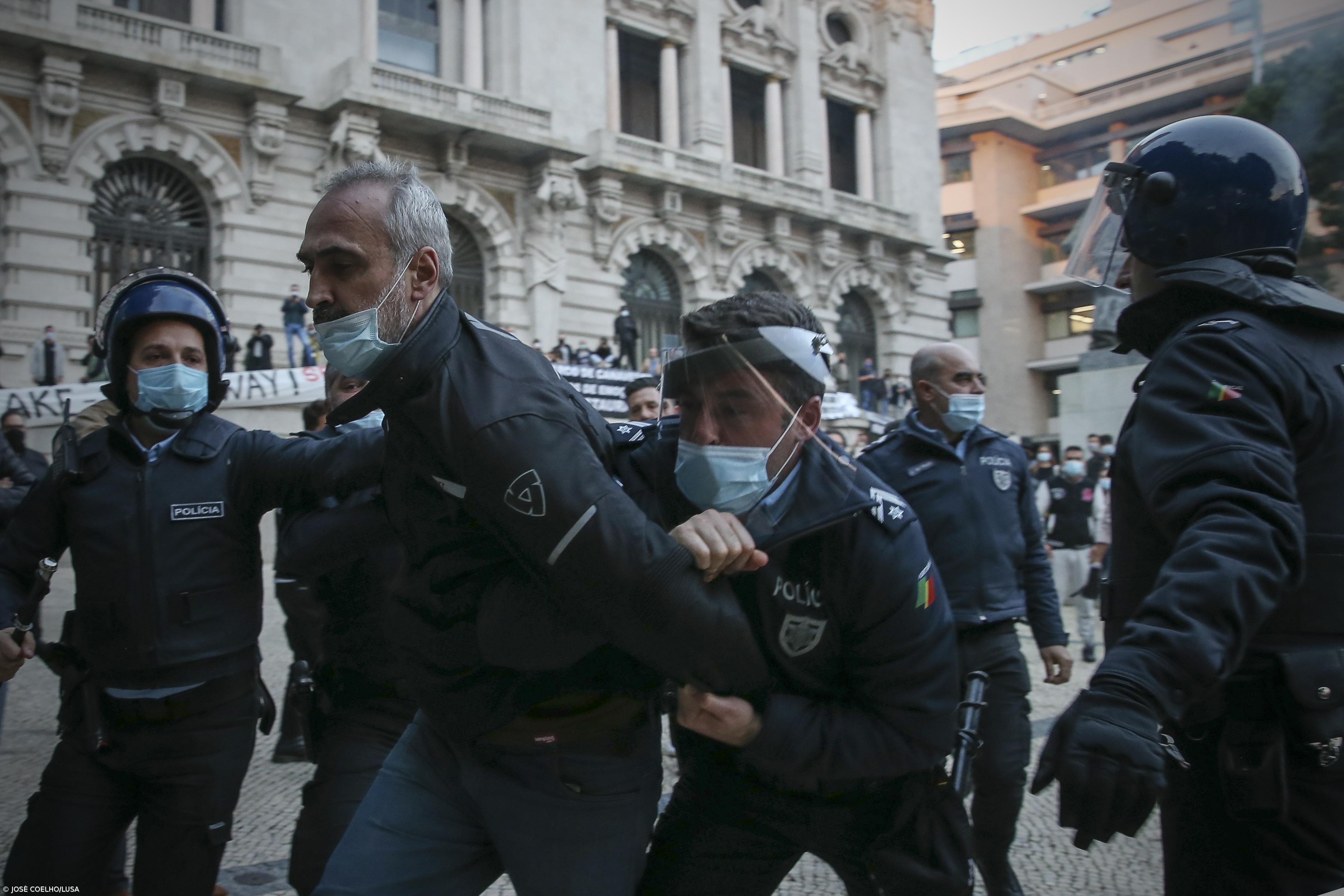 Empresários arremessam garrafas contra PSP e queimam caixões no Porto – Imagem 3