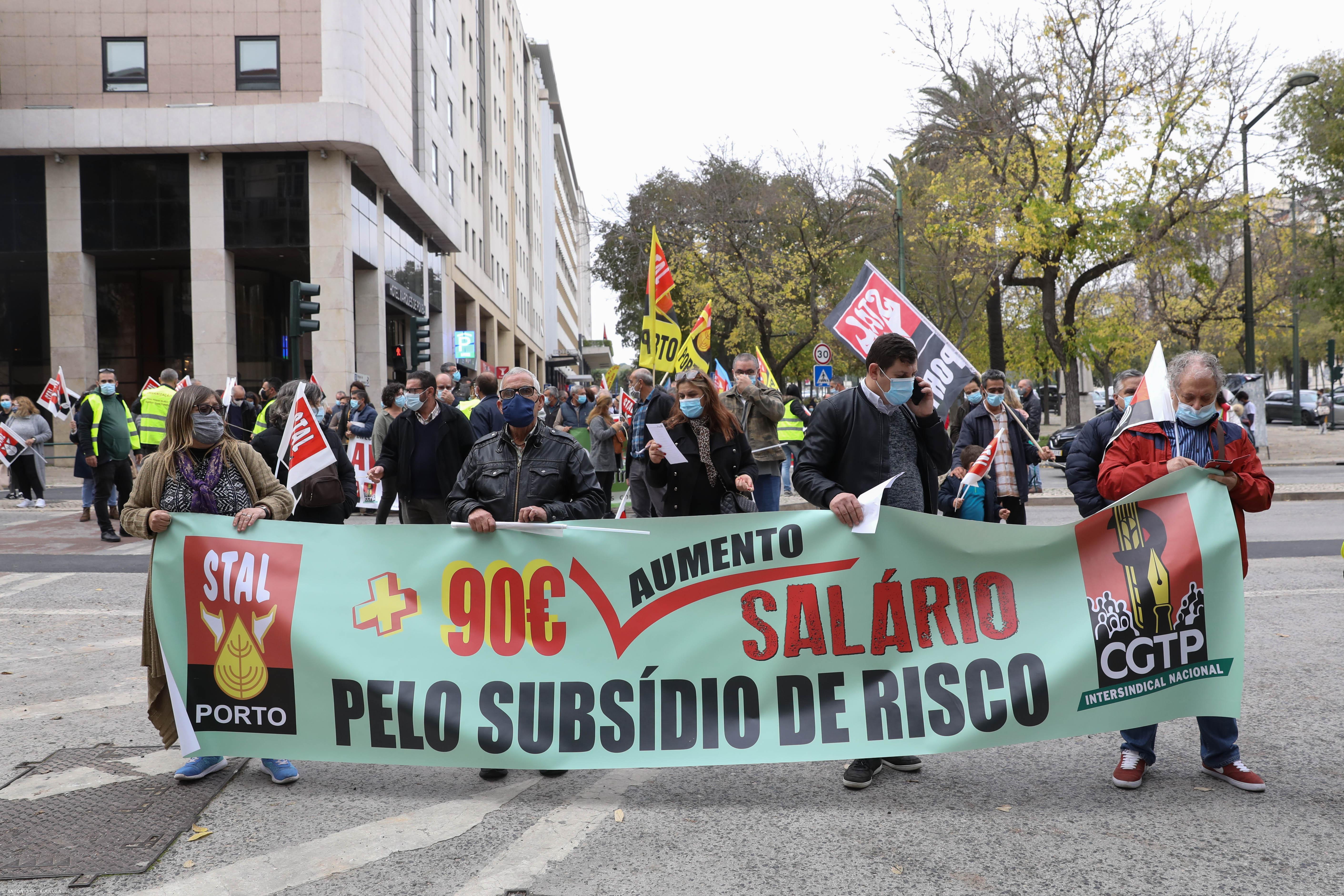 Cerca de mil trabalhadores da função pública em frente à AR por aumentos salariais – Imagem 1