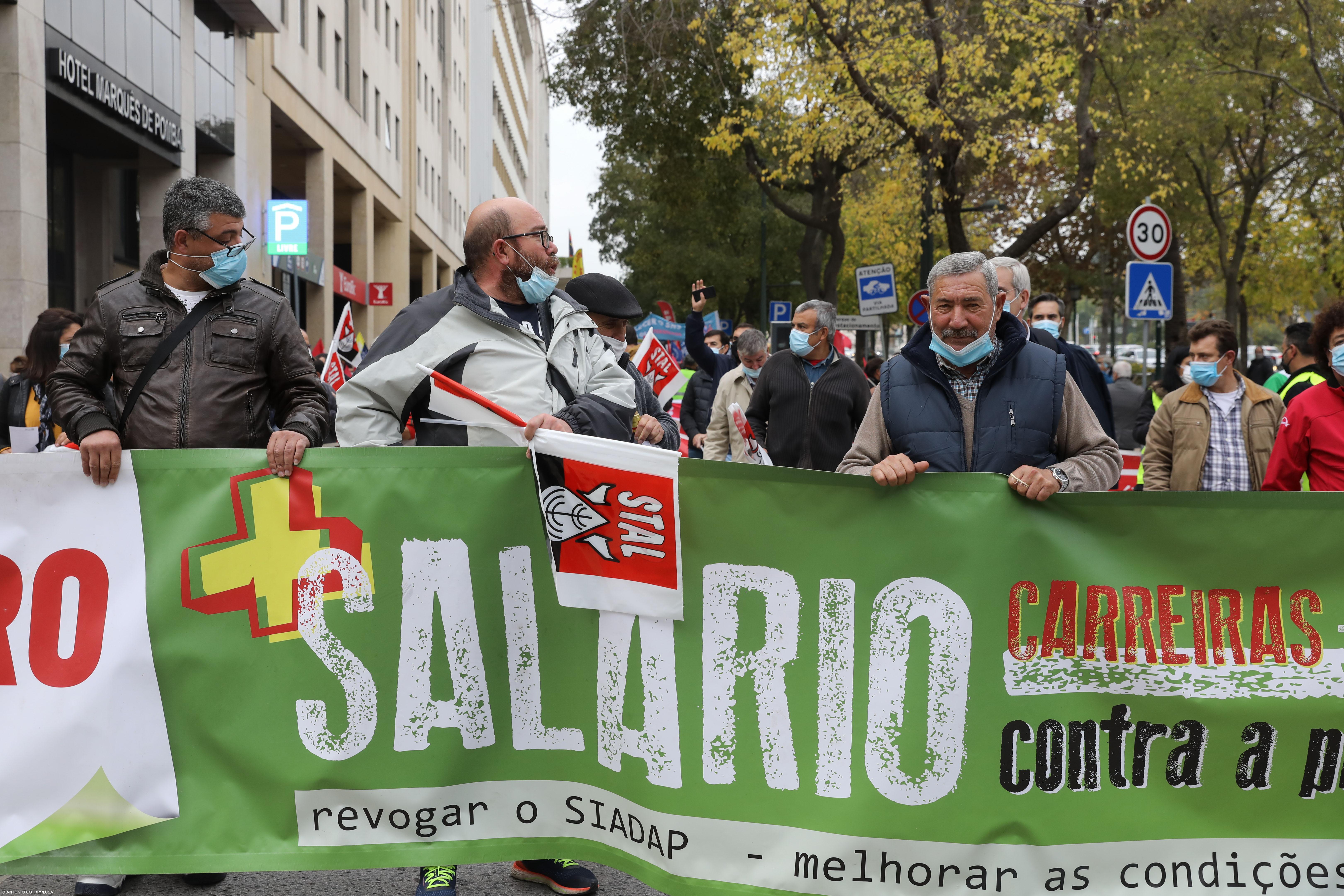Cerca de mil trabalhadores da função pública em frente à AR por aumentos salariais – Imagem 2