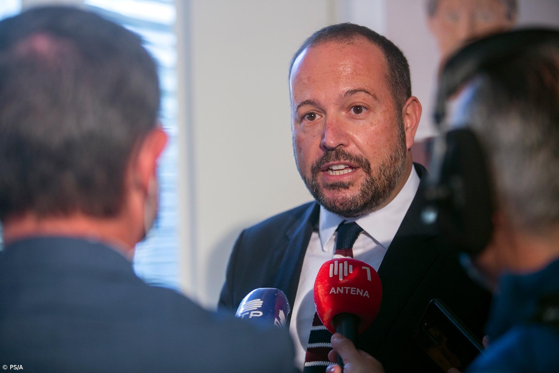 PS/Açores insta Bolieiro a "quebrar o silêncio" e pôr "ordem" na mesa sobre SATA – Imagem 1