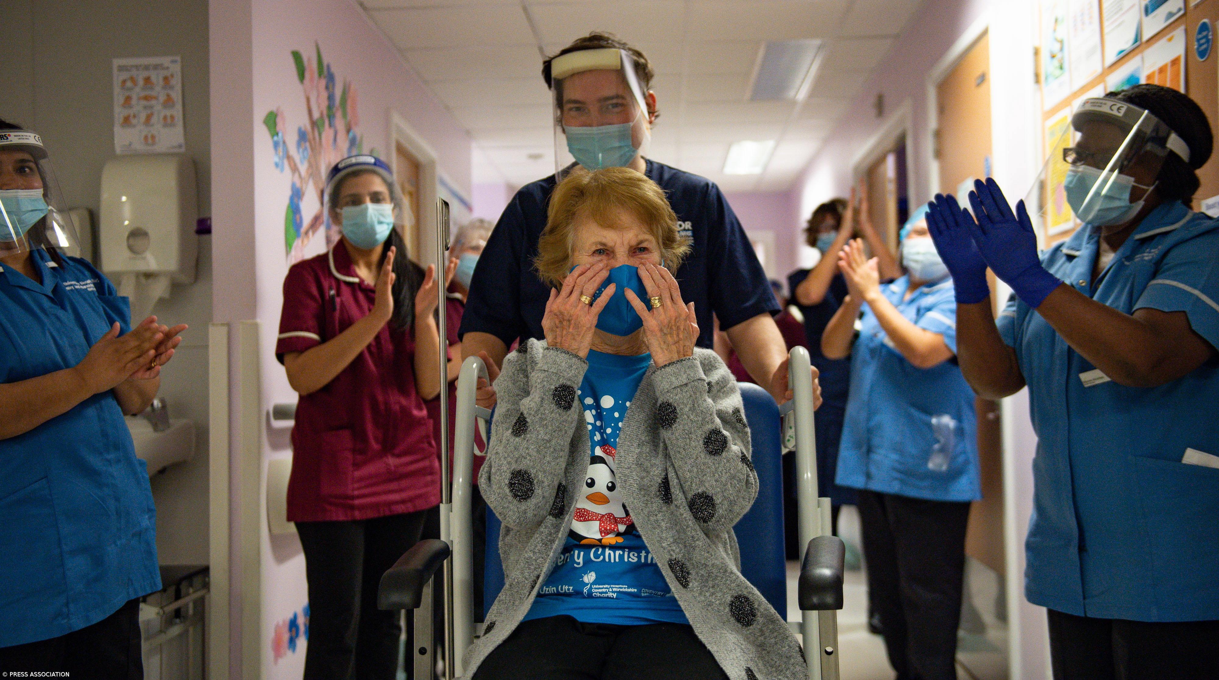 Reino Unido começou hoje a vacinação, mulher de 90 anos foi a primeira – Imagem 2