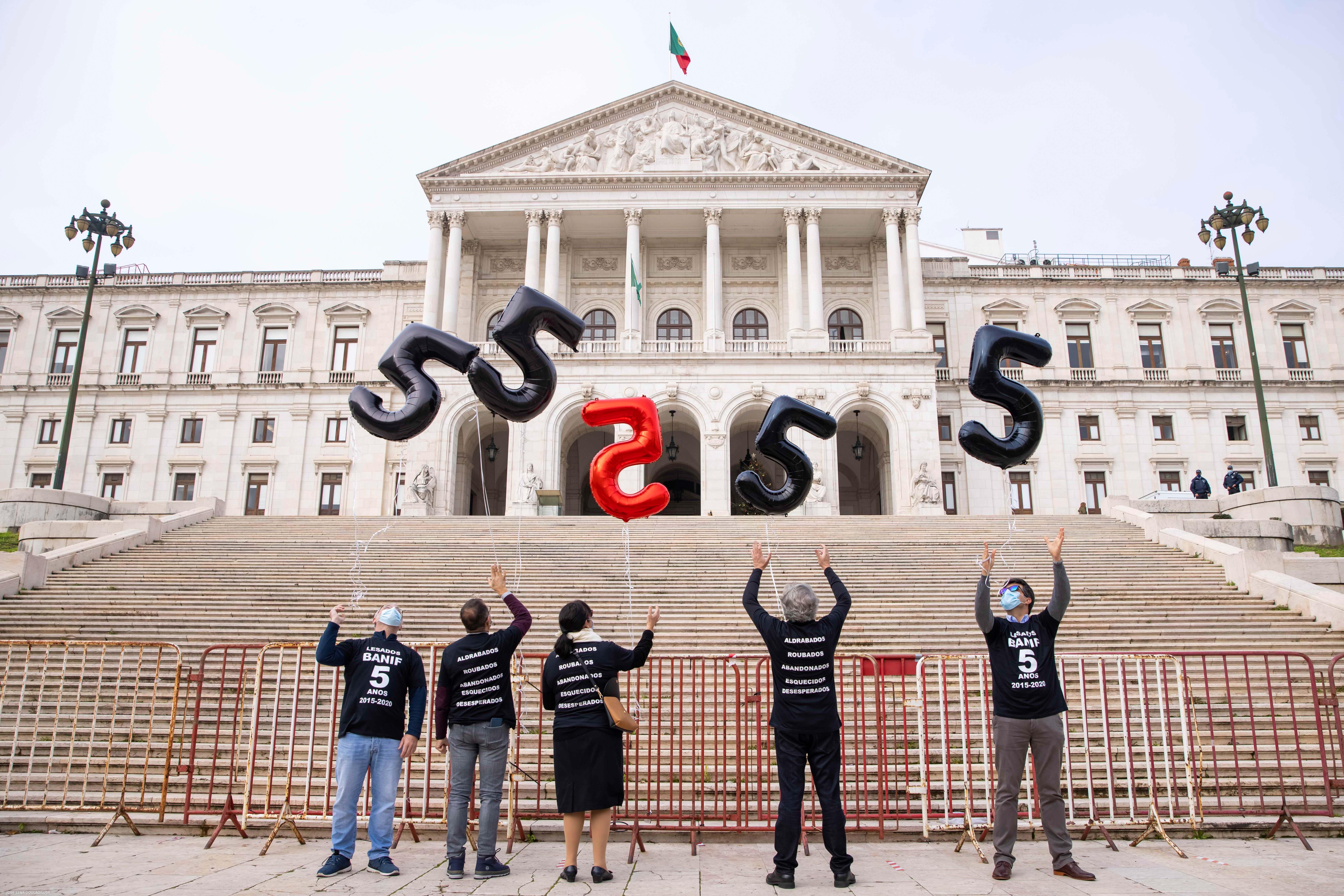 Lesados marcam cinco anos da resolução com manifestação no parlamento – Imagem 2
