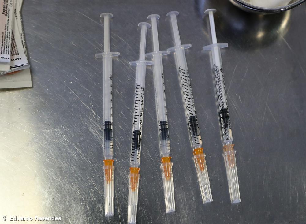 Peritos no Canadá recomendam intervalo de quatro meses para nova dose da vacina – Imagem 1