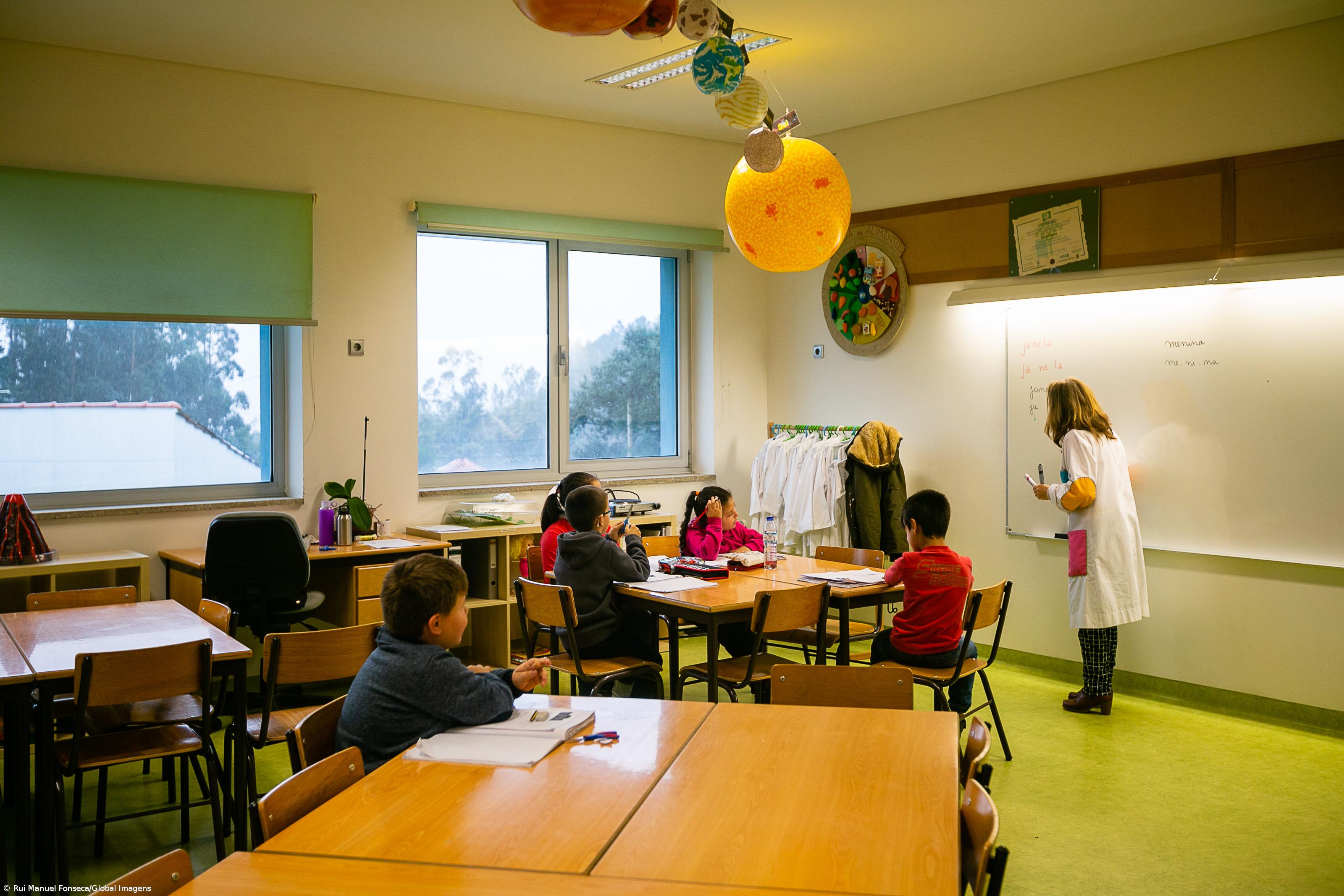 Portugal gasta 100 mil euros por aluno desde que entra na escola até ao 9.º ano – Imagem 1