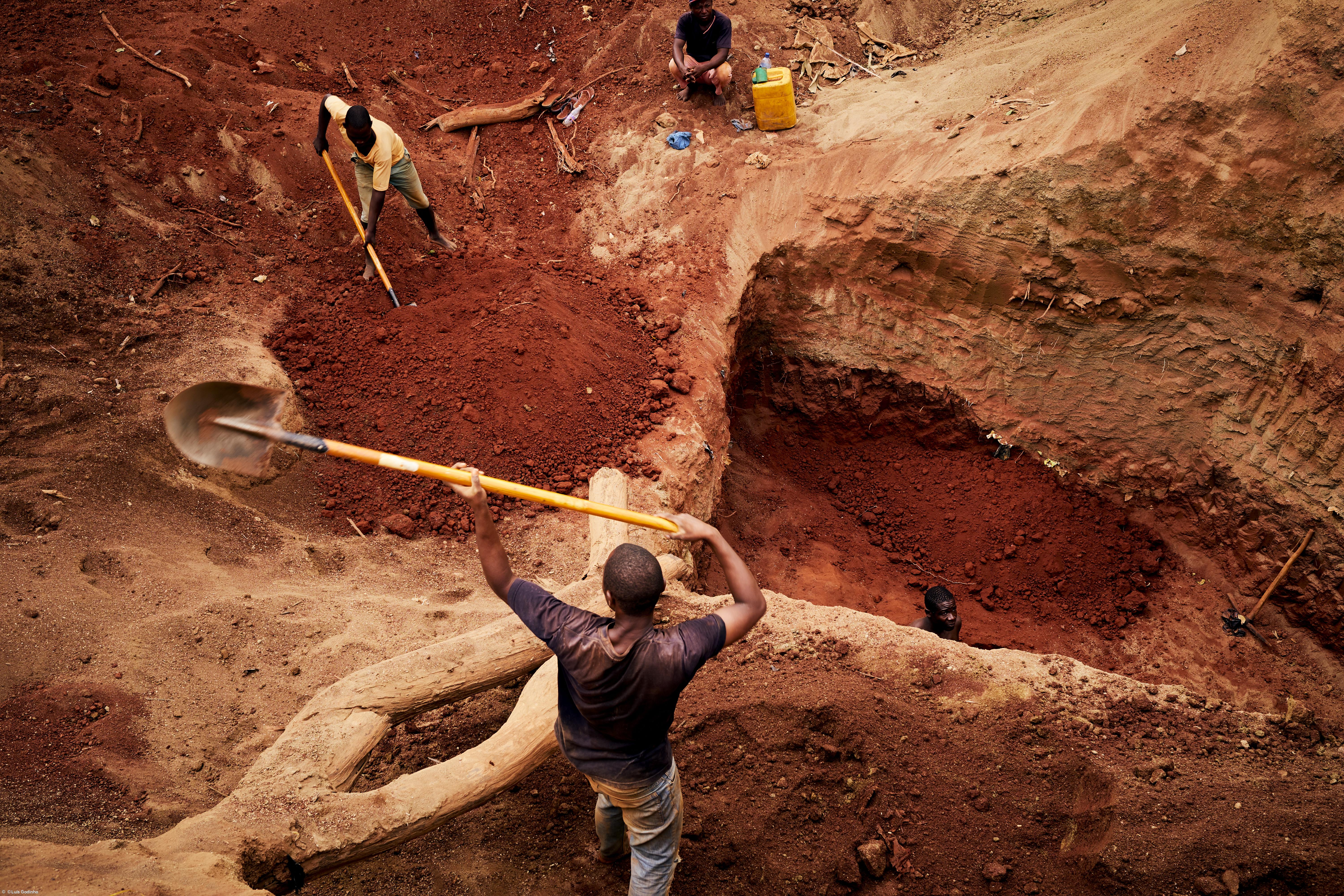 Luís Godinho expõe minas ilegais em Moçambique – Imagem 8