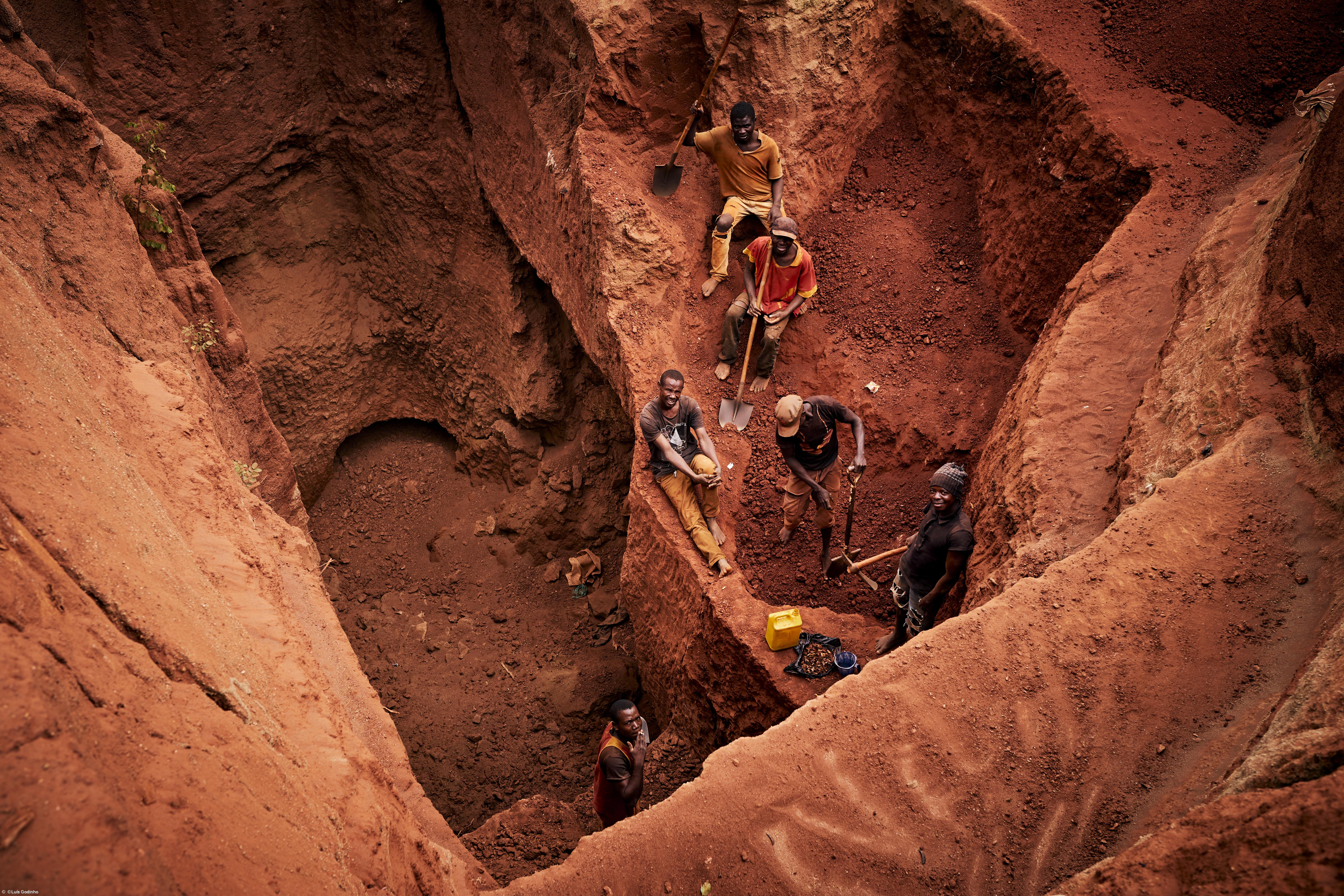Luís Godinho expõe minas ilegais em Moçambique – Imagem 6