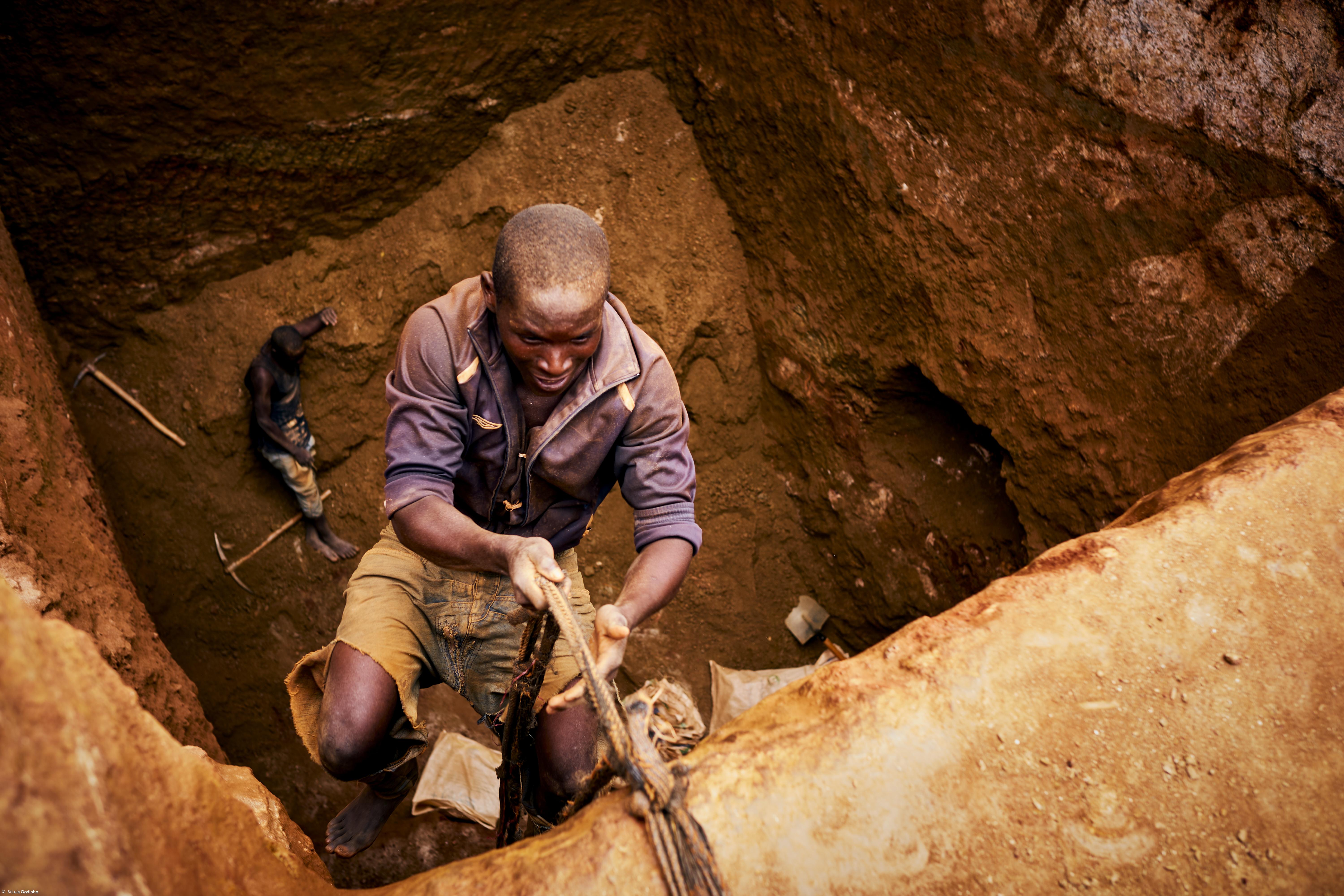 Luís Godinho expõe minas ilegais em Moçambique – Imagem 5