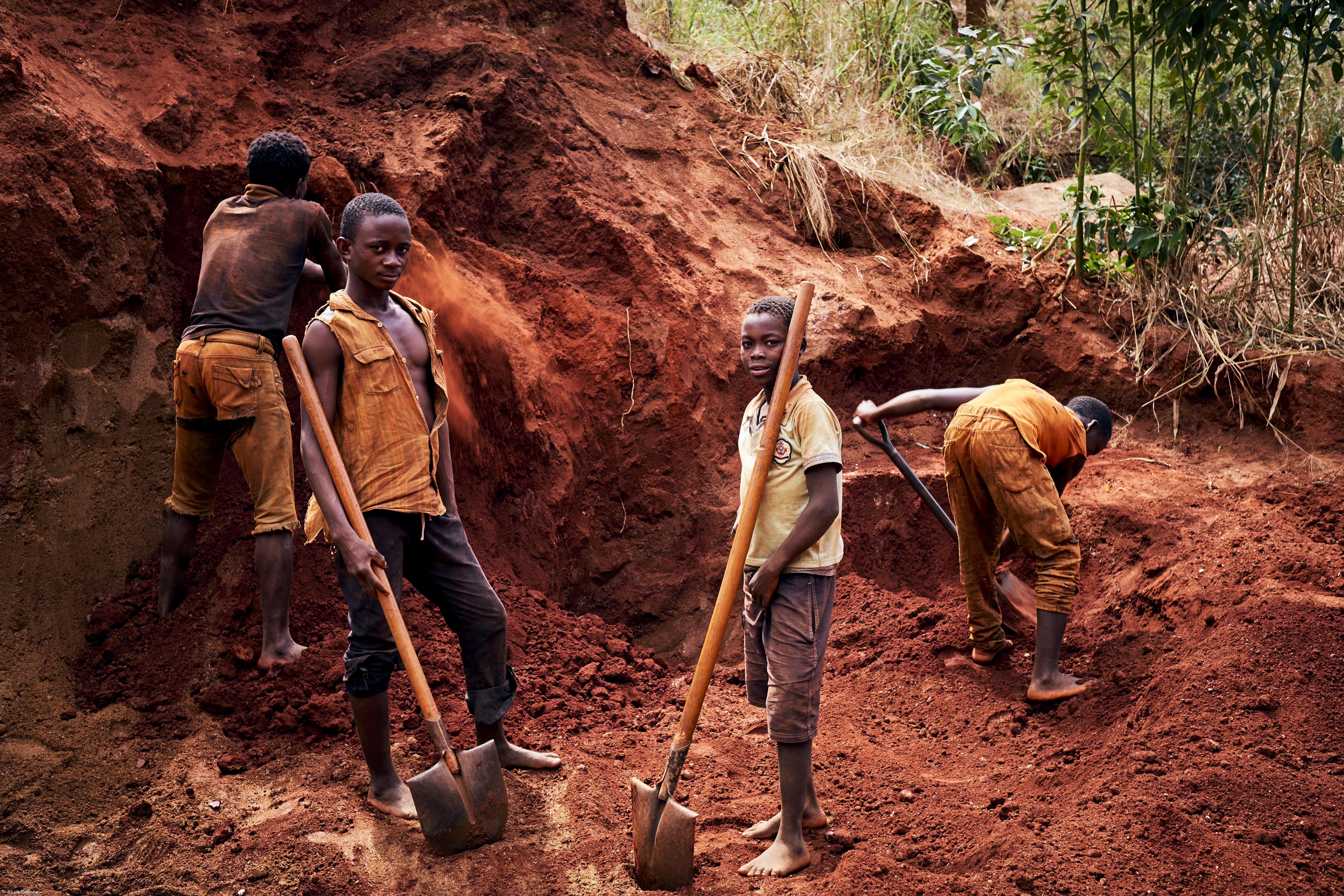 Luís Godinho expõe minas ilegais em Moçambique – Imagem 4