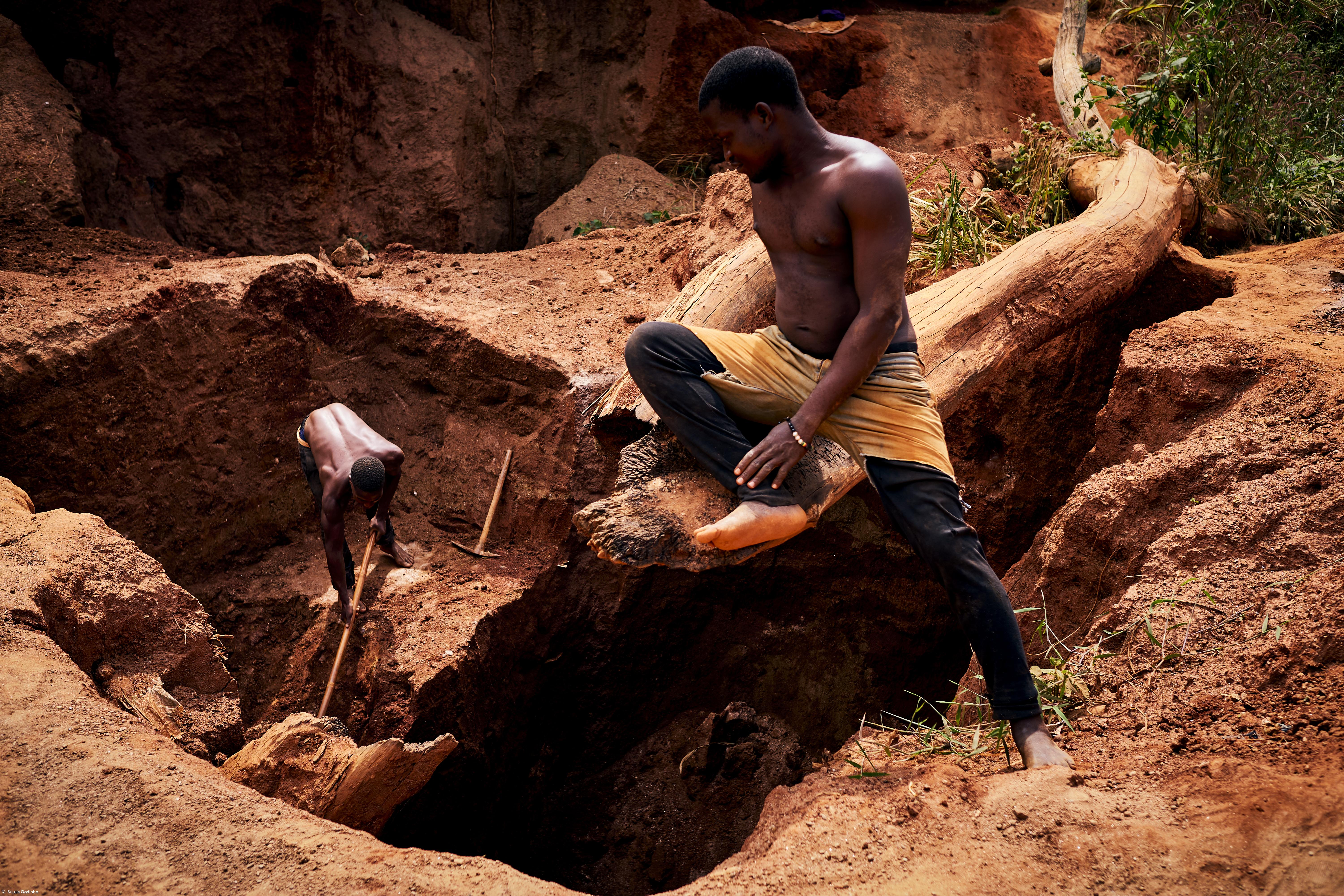 Luís Godinho expõe minas ilegais em Moçambique – Imagem 7
