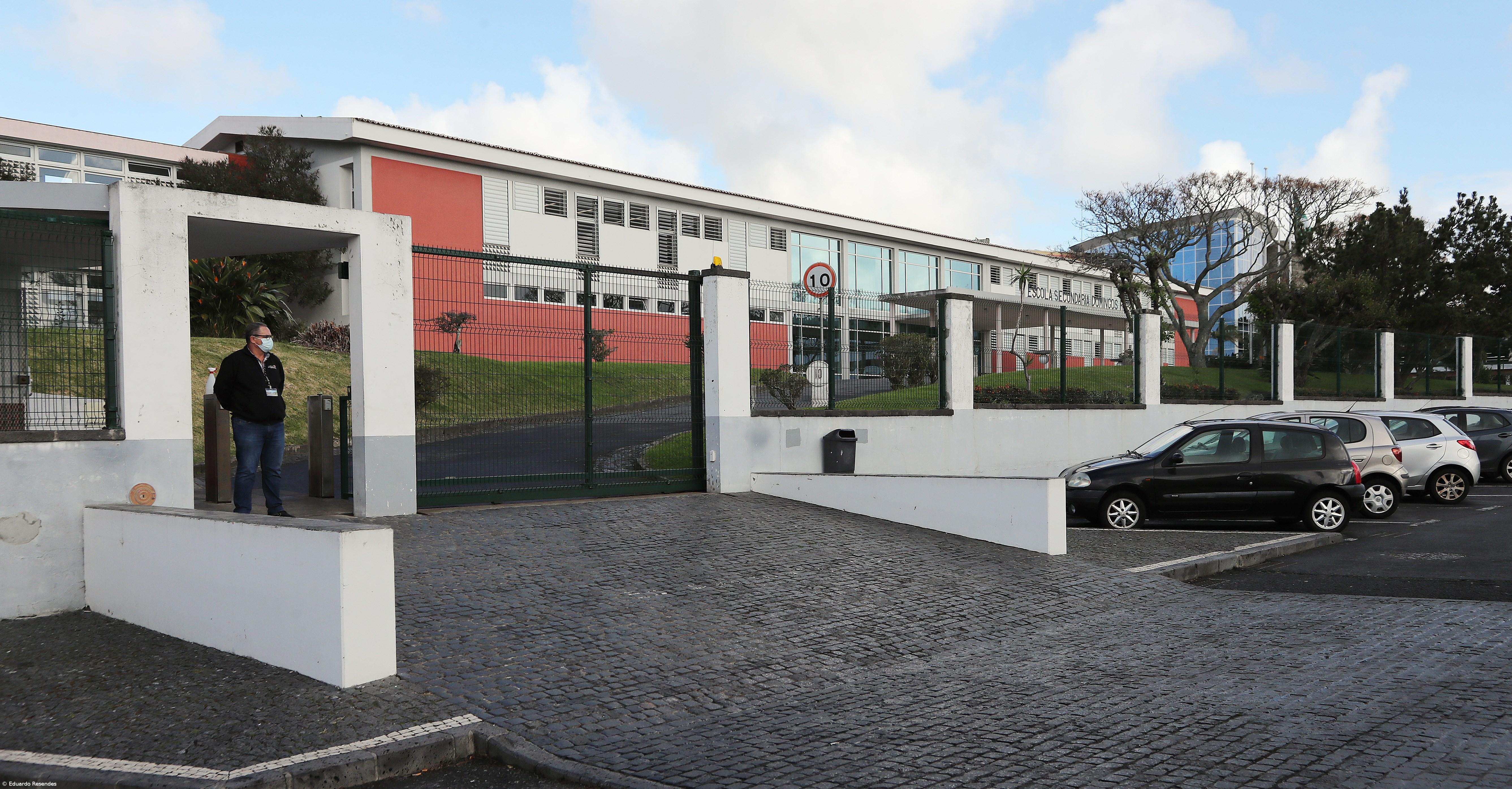 Greve encerrou 89 escolas nos Açores  – Imagem 1