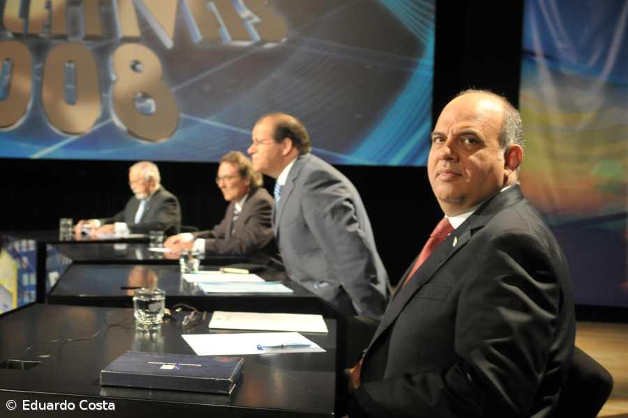 "Simulacro de democracia"   – Imagem 1