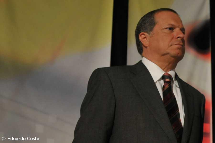 Carlos César acusa Cavaco Silva de "não ter coragem" de assumir a candidatura – Imagem 1