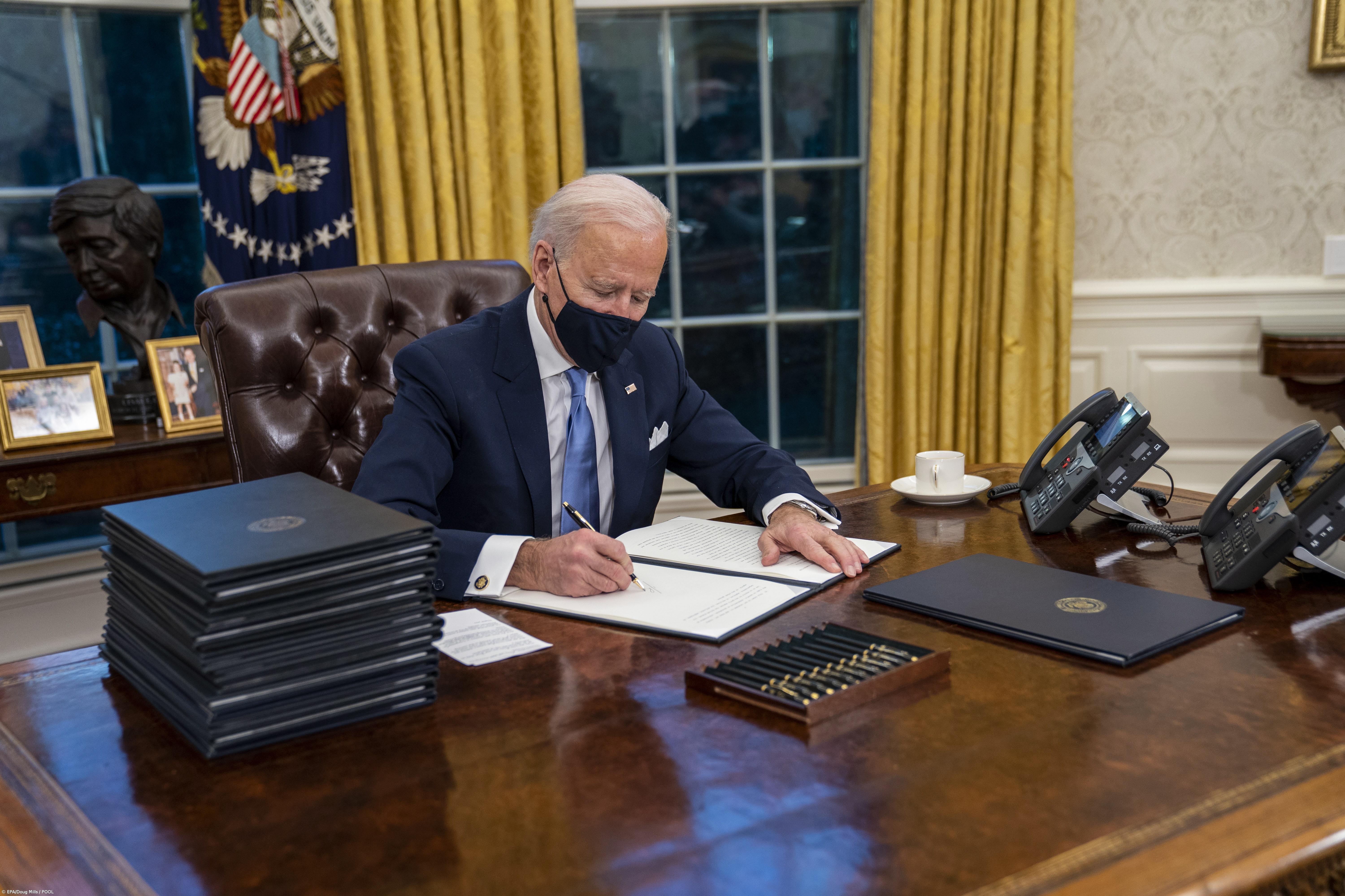 Biden apreende fundos afegãos e reserva metade para vítimas do 11 de setembro – Imagem 1